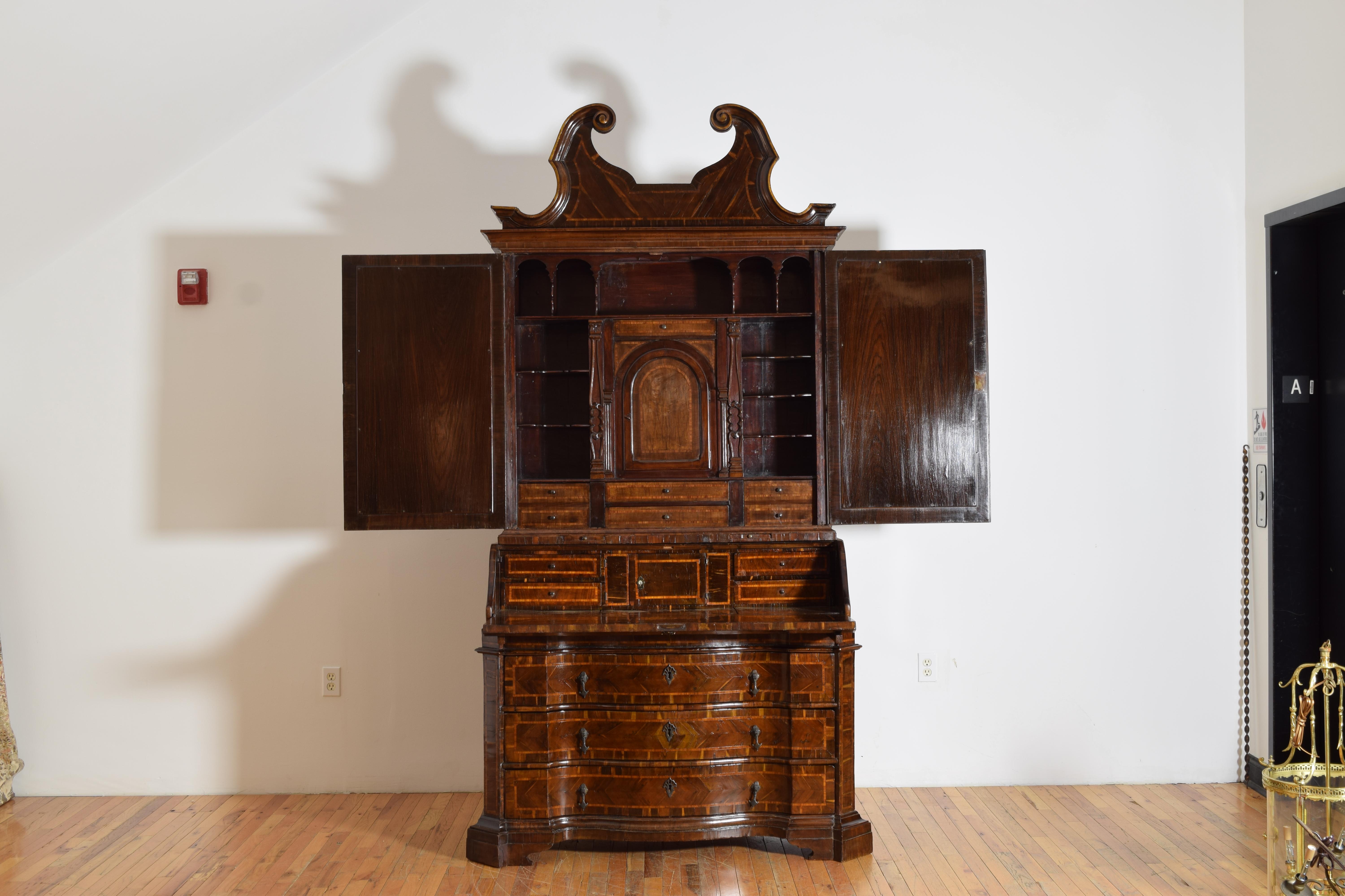 Inizio XVIII secolo Italiano, Lombardia, Periodo LXIV, Gabinetto a 2 pezzi in legno di carrubo impiallacciato, 1725 in vendita