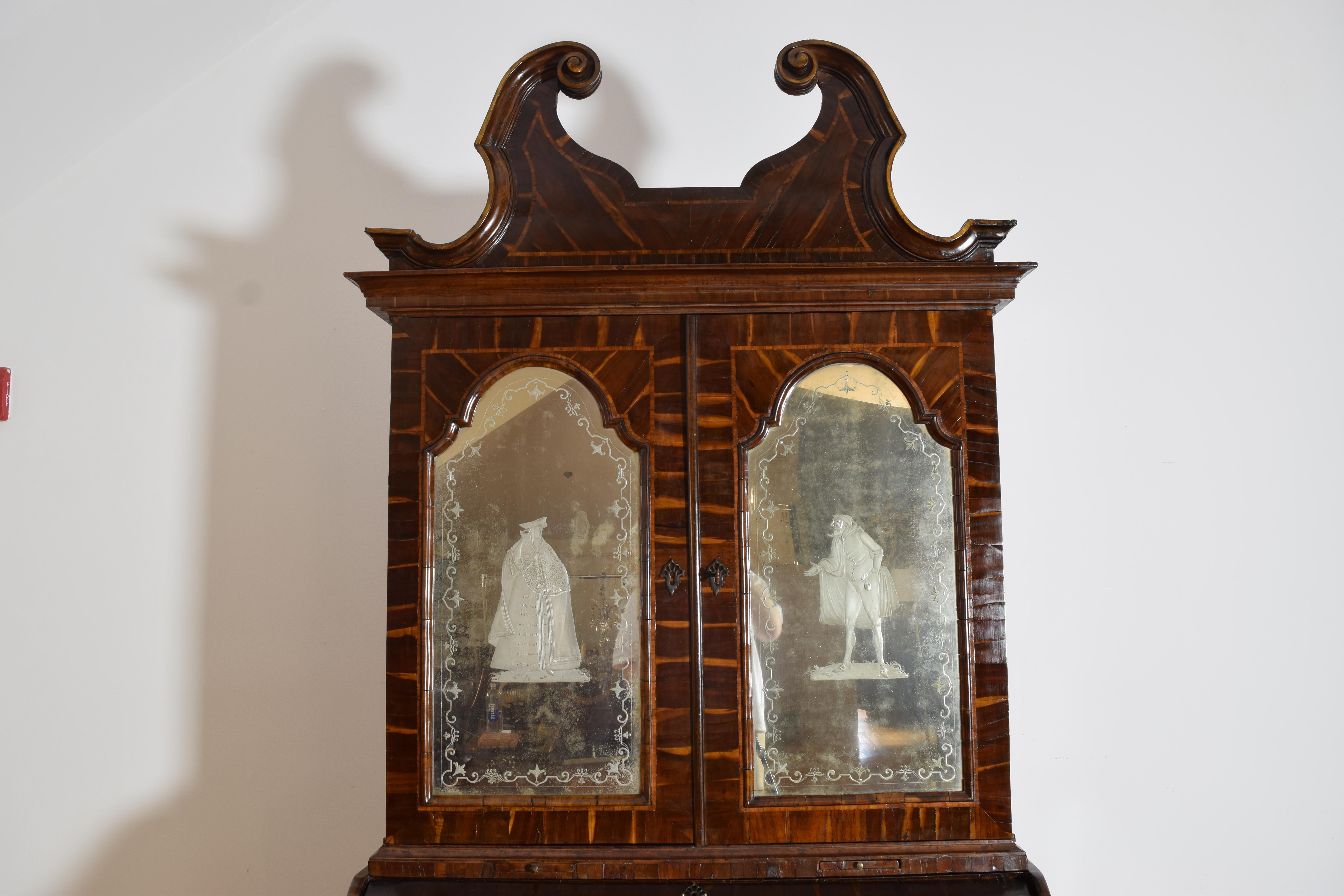 Noce Italiano, Lombardia, Periodo LXIV, Gabinetto a 2 pezzi in legno di carrubo impiallacciato, 1725 in vendita