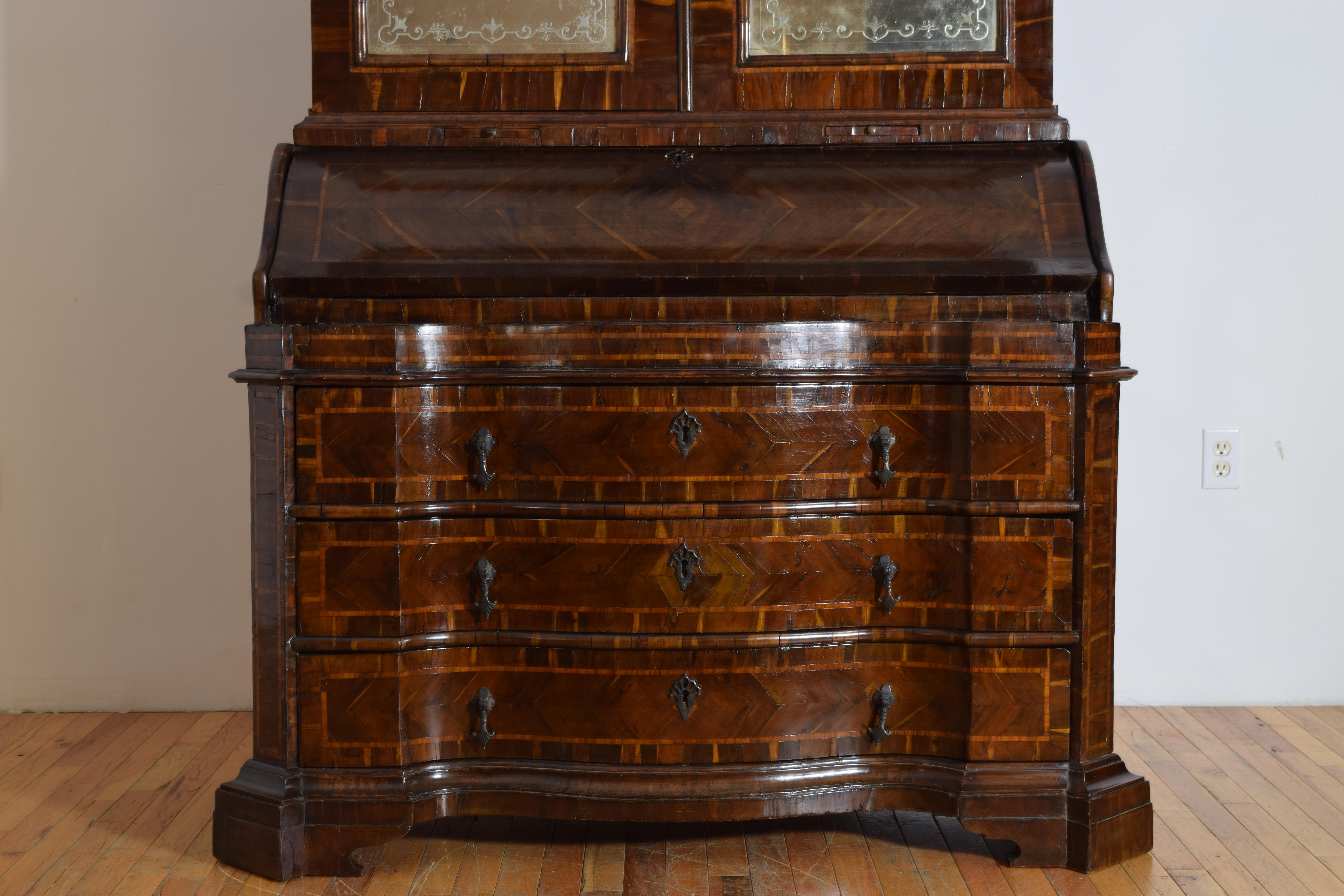 Italiano, Lombardia, Periodo LXIV, Gabinetto a 2 pezzi in legno di carrubo impiallacciato, 1725 in vendita 1