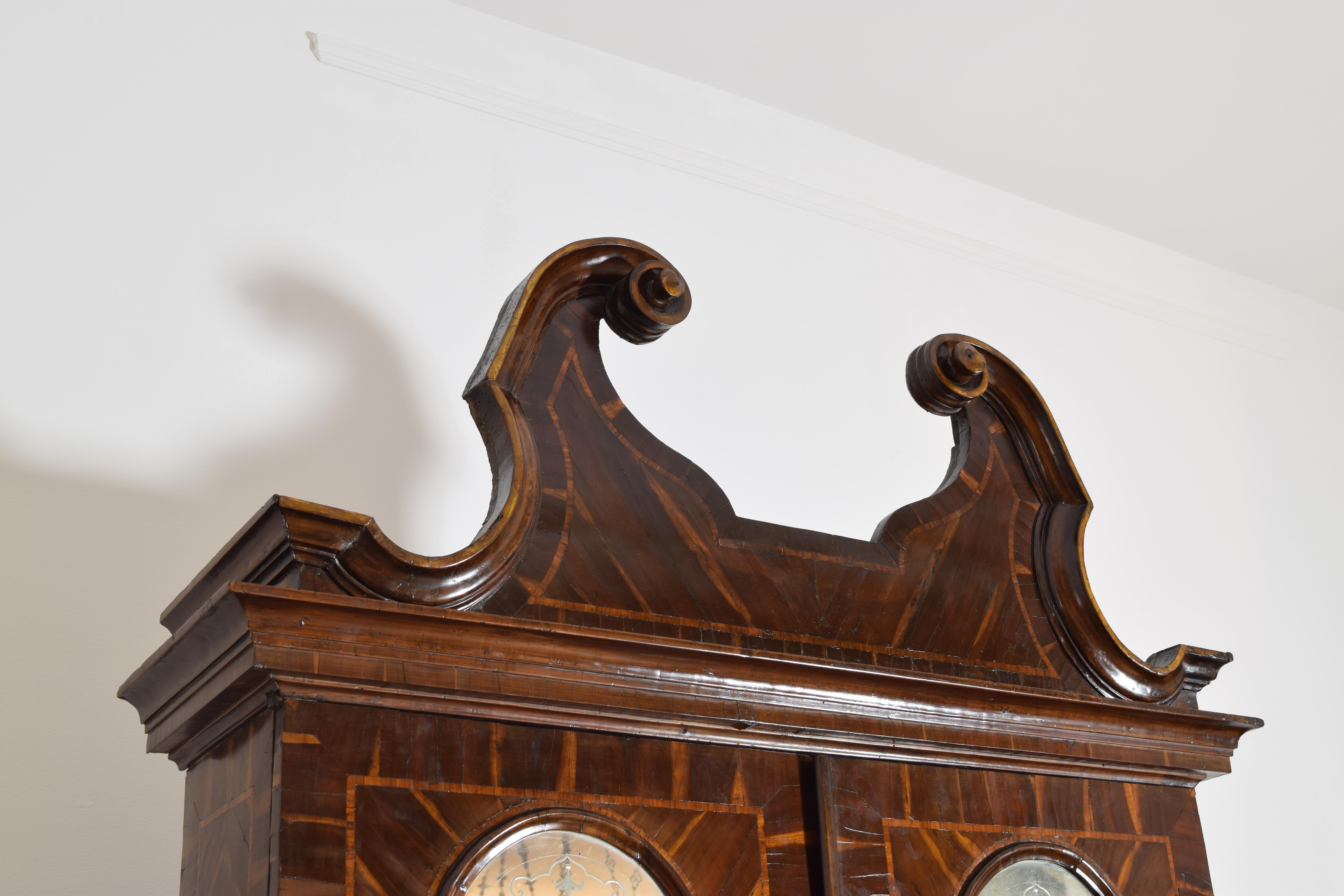 Italiano, Lombardia, Periodo LXIV, Gabinetto a 2 pezzi in legno di carrubo impiallacciato, 1725 in vendita 2