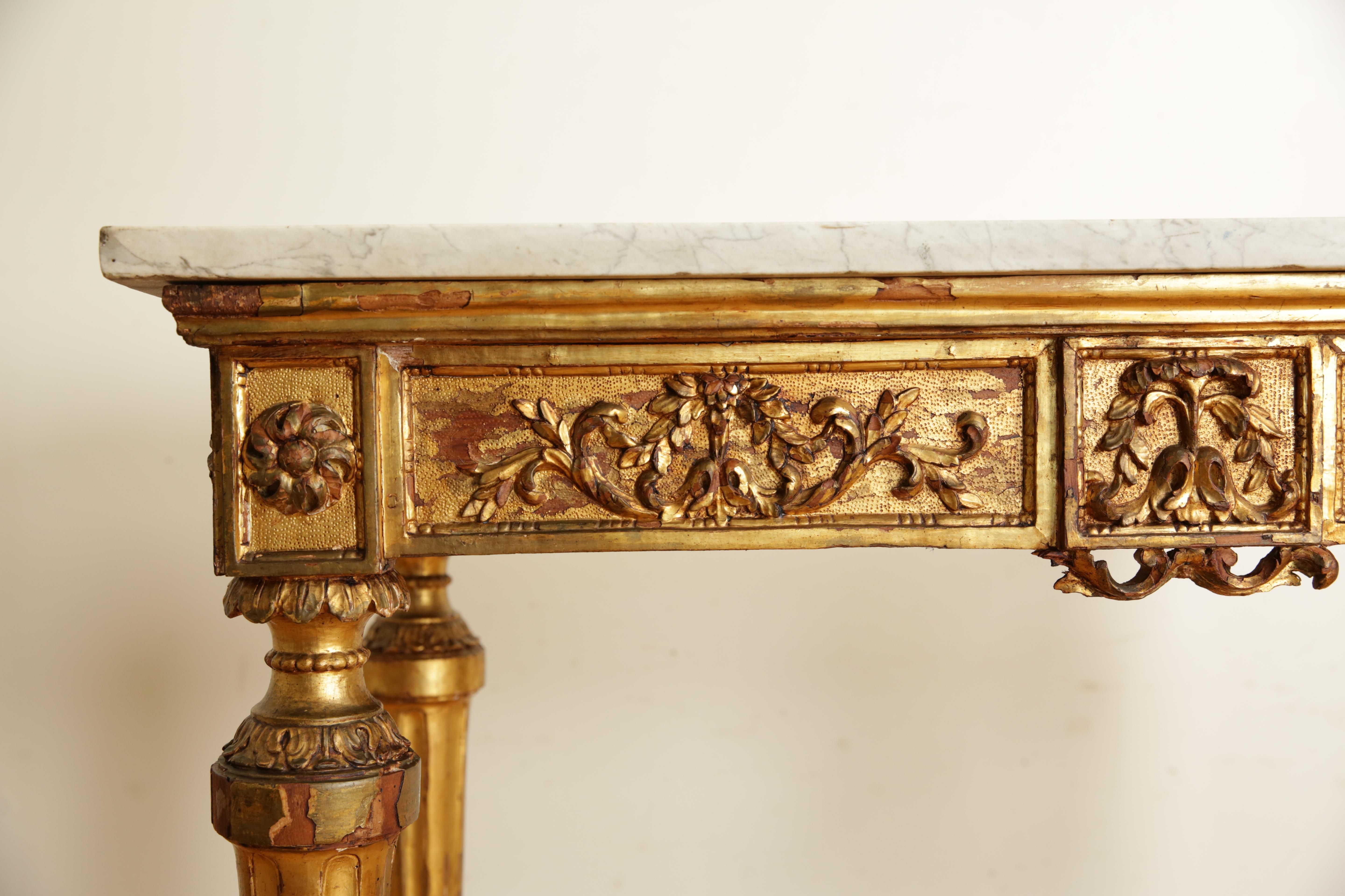 Italiano, Lombardia, Tavolo da console neoclassico in legno dorato intagliato e marmo, 1780 ca. in vendita 4