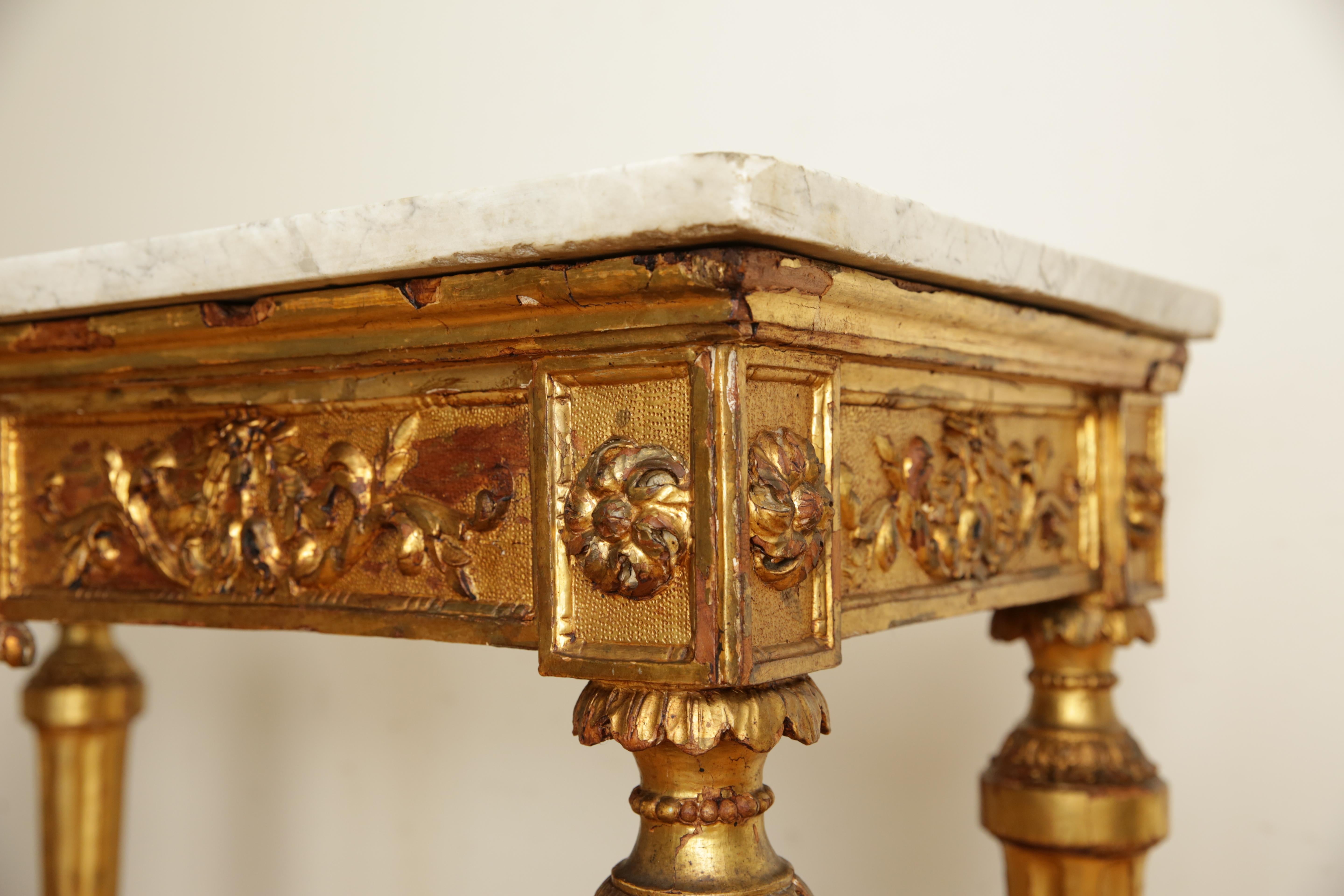 Italiano, Lombardia, Tavolo da console neoclassico in legno dorato intagliato e marmo, 1780 ca. in vendita 5