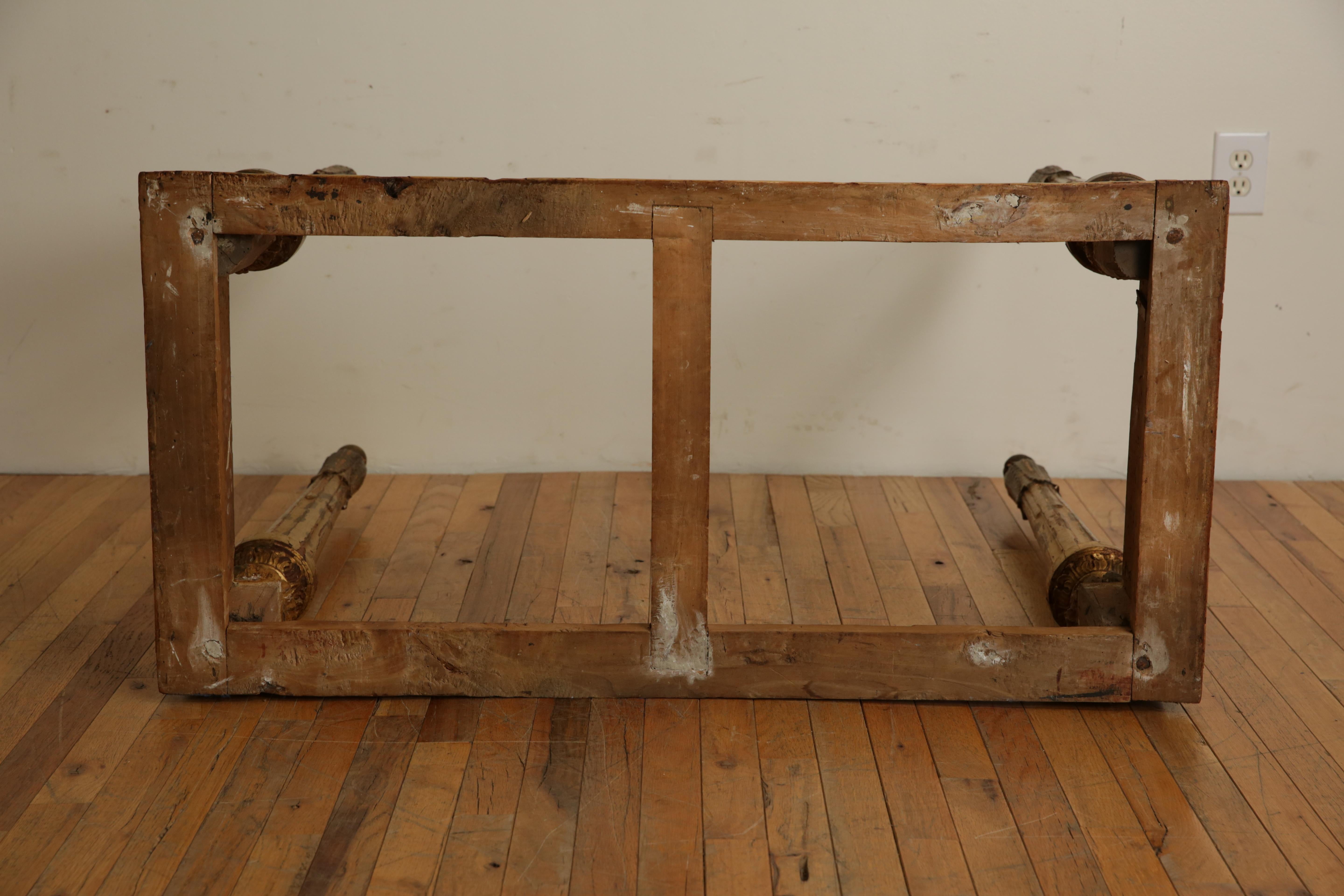 Italiano, Lombardia, Tavolo da console neoclassico in legno dorato intagliato e marmo, 1780 ca. in vendita 7