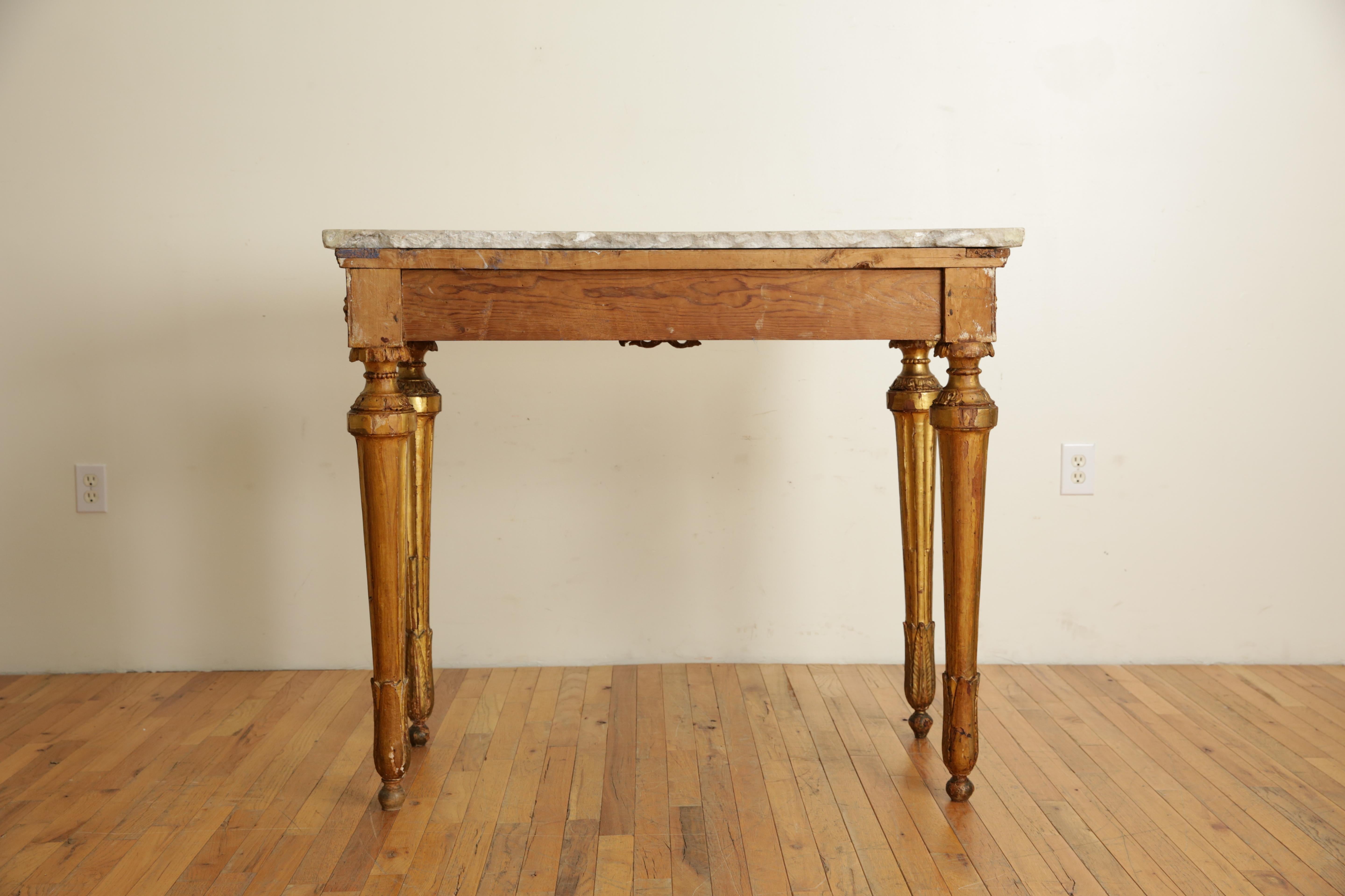 Italiano, Lombardia, Tavolo da console neoclassico in legno dorato intagliato e marmo, 1780 ca. in vendita 9