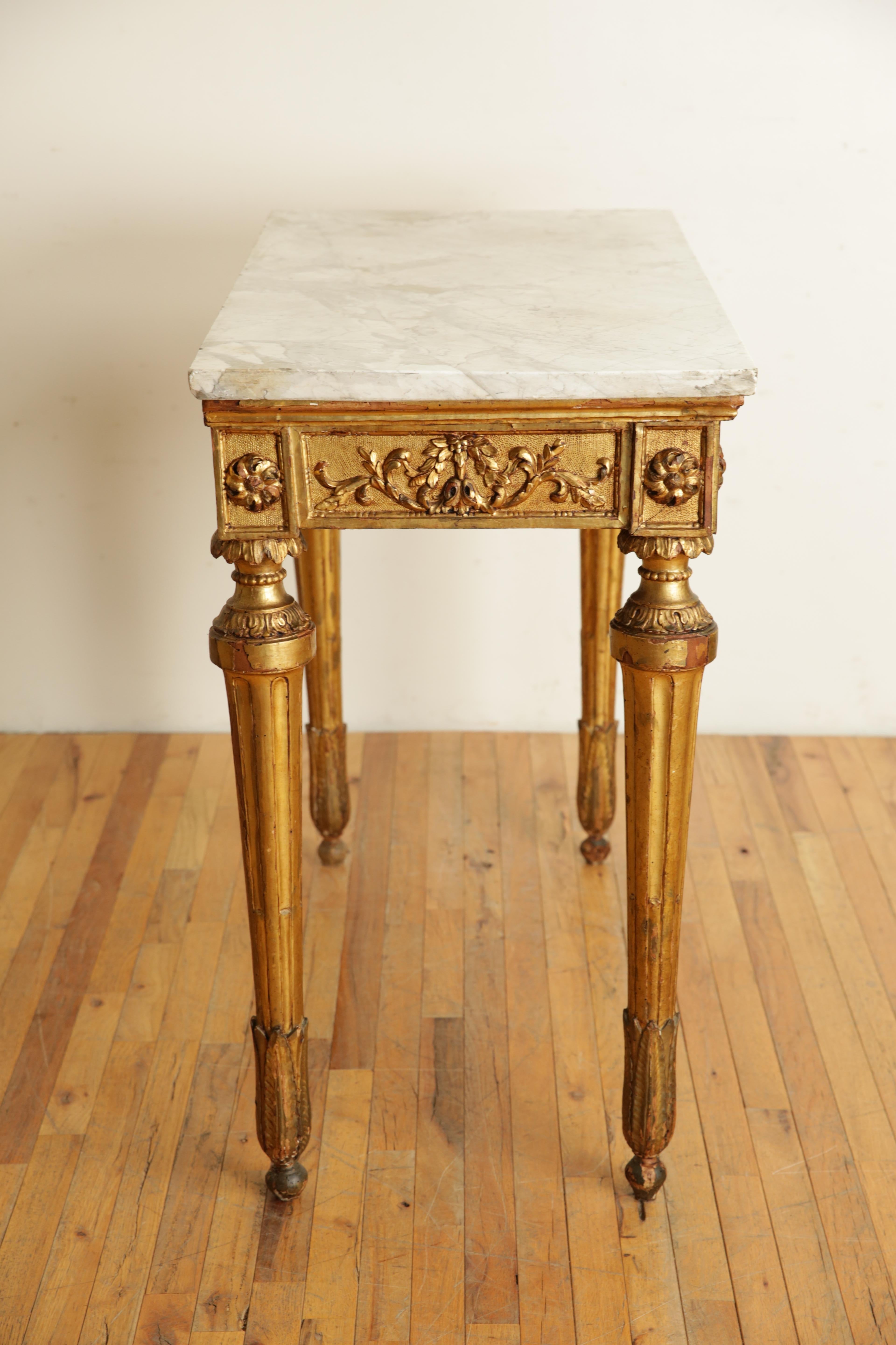 Luigi XVI Italiano, Lombardia, Tavolo da console neoclassico in legno dorato intagliato e marmo, 1780 ca. in vendita