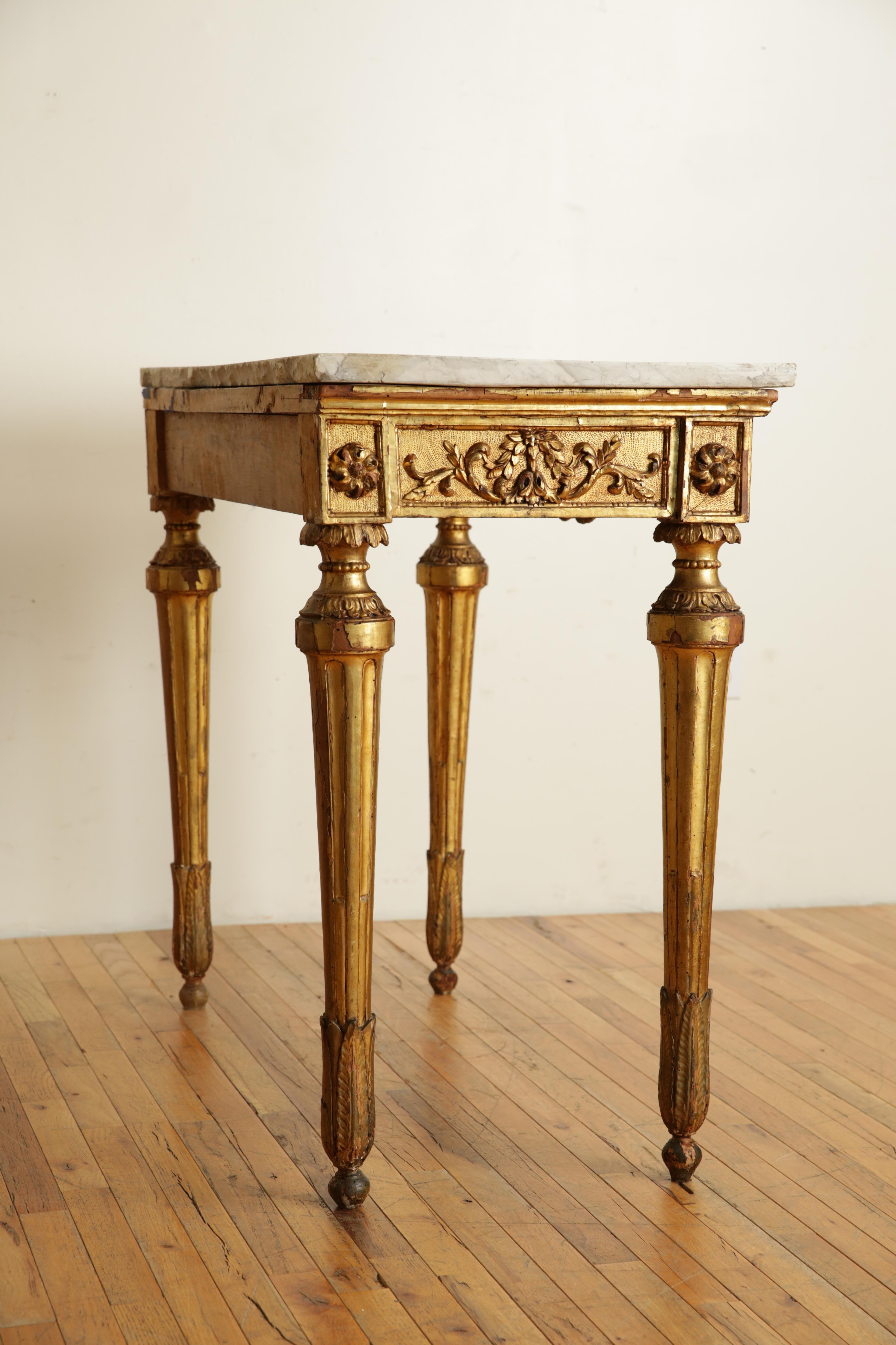 Italiano, Lombardia, Tavolo da console neoclassico in legno dorato intagliato e marmo, 1780 ca. In condizioni buone in vendita a Atlanta, GA