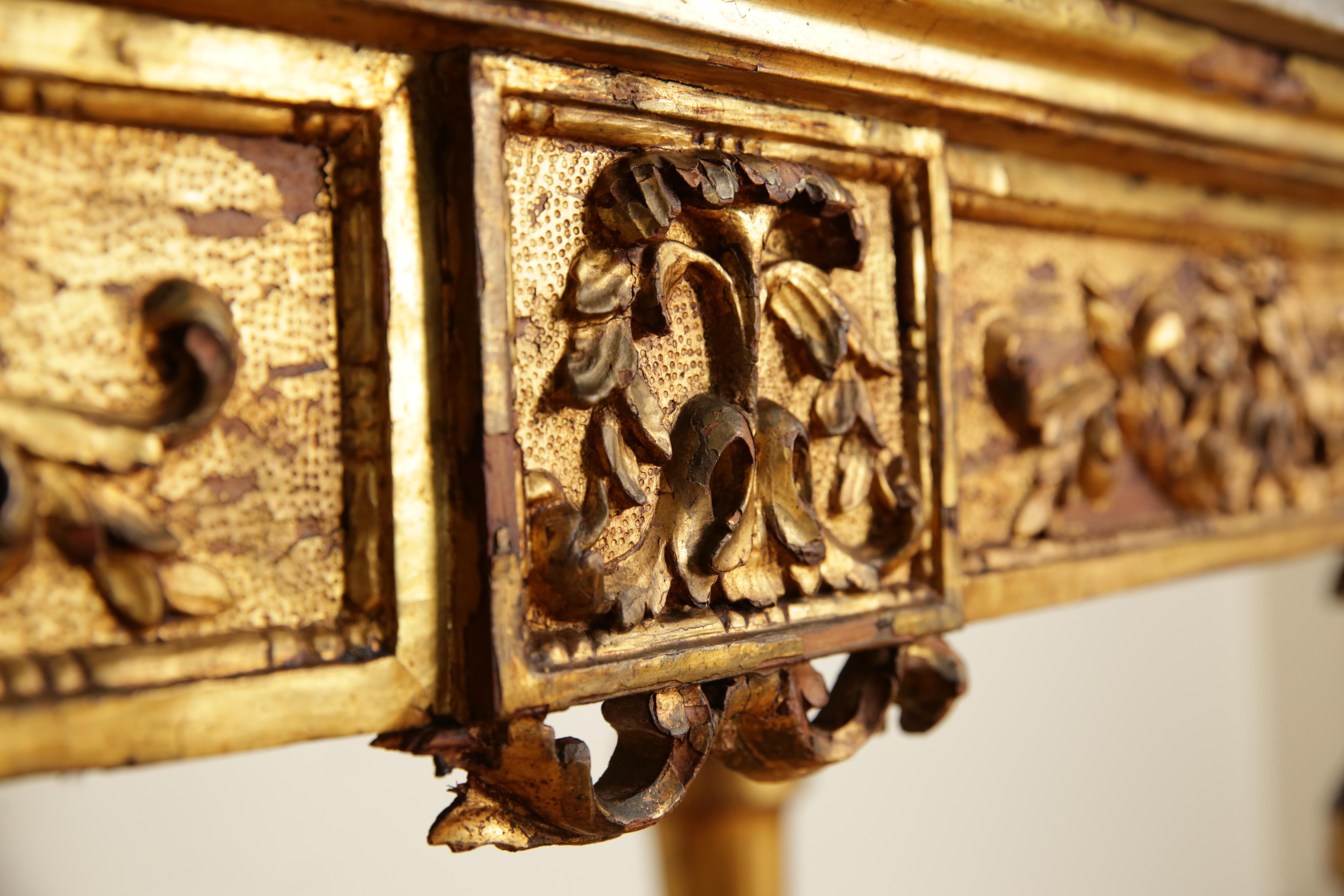 Fine XVIII secolo Italiano, Lombardia, Tavolo da console neoclassico in legno dorato intagliato e marmo, 1780 ca. in vendita