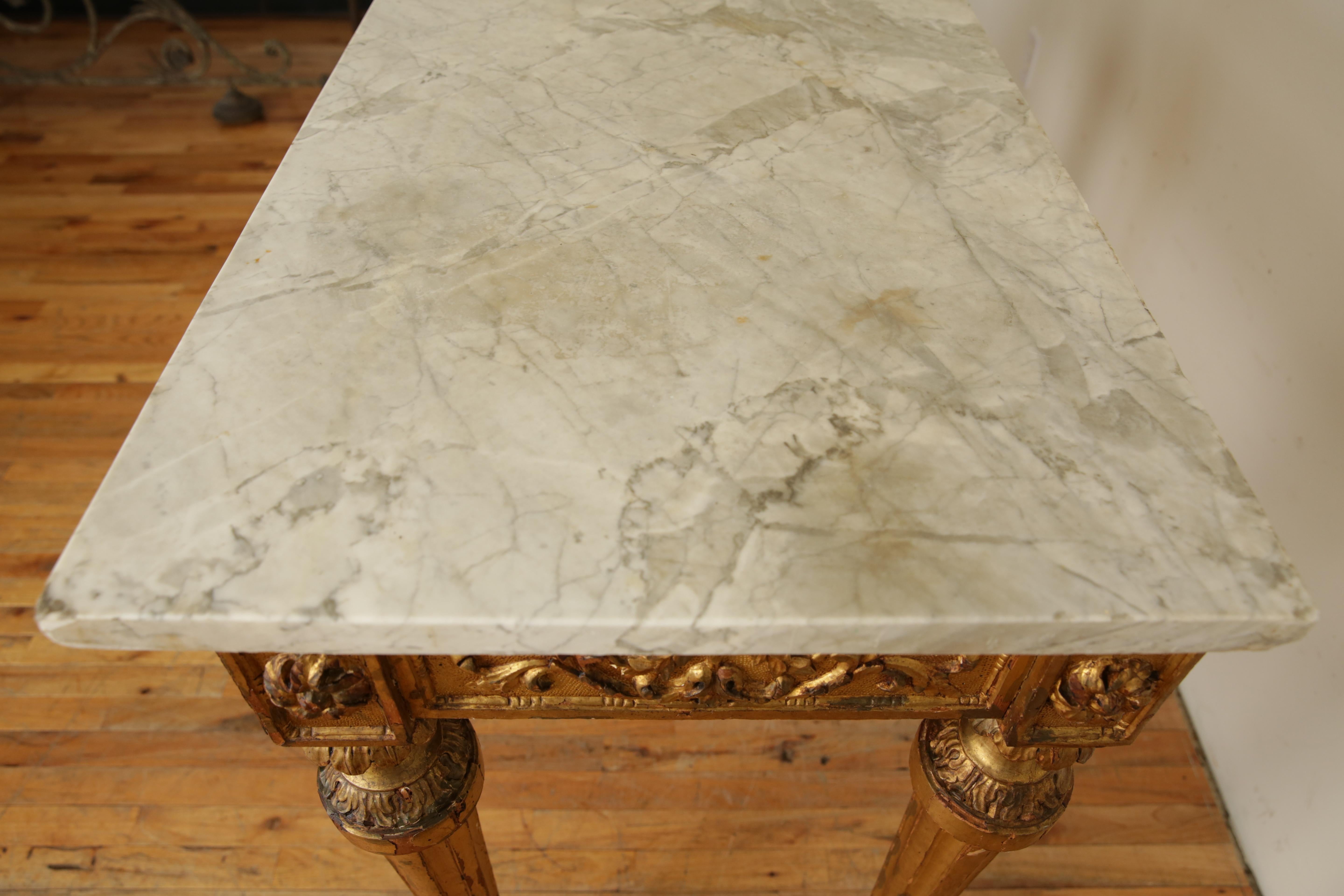 Legno dorato Italiano, Lombardia, Tavolo da console neoclassico in legno dorato intagliato e marmo, 1780 ca. in vendita