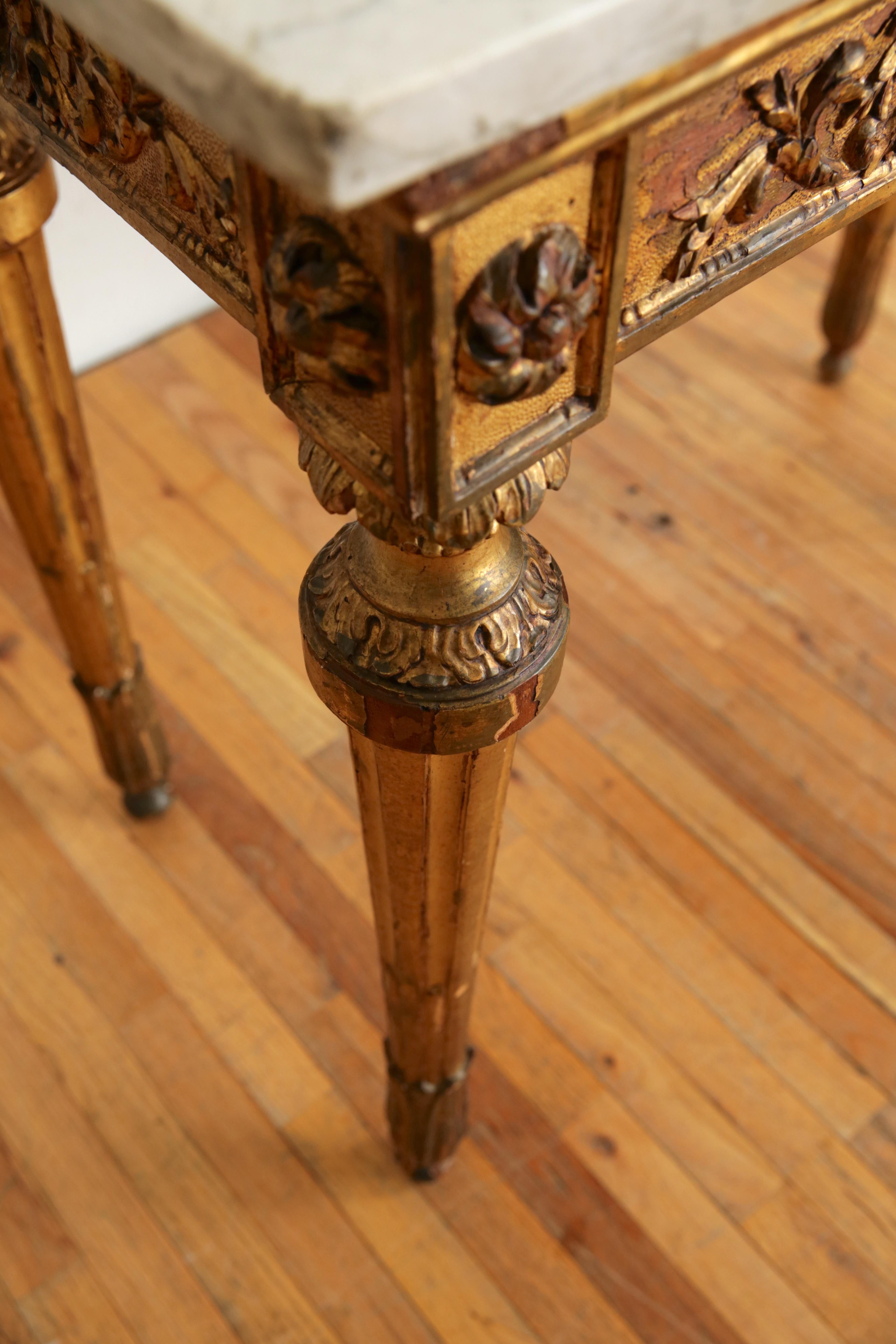 Italiano, Lombardia, Tavolo da console neoclassico in legno dorato intagliato e marmo, 1780 ca. in vendita 2