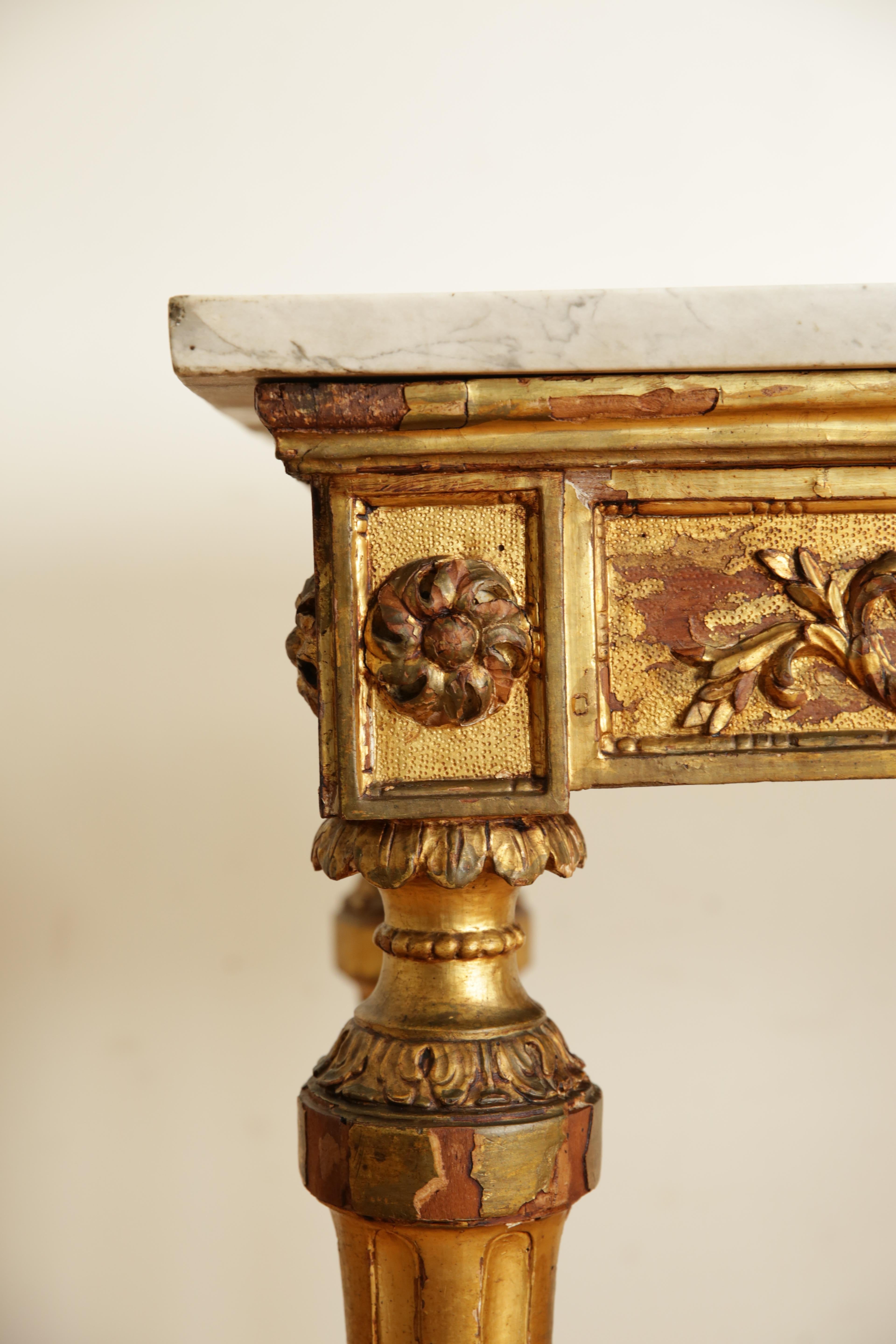 Italiano, Lombardia, Tavolo da console neoclassico in legno dorato intagliato e marmo, 1780 ca. in vendita 3