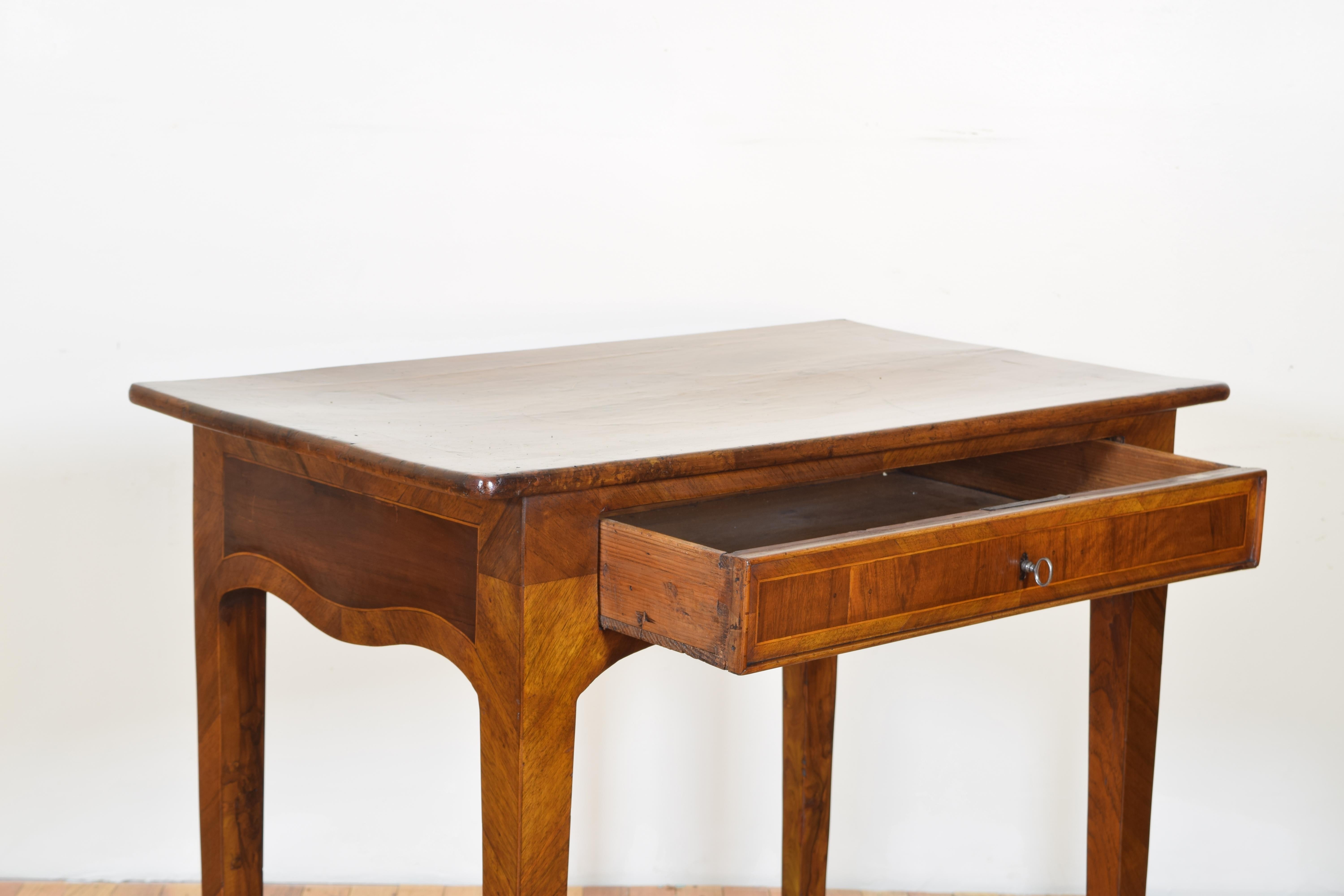 Italian, Lombardia, Walnut and Inlaid 1-Drawer Side Table, Late 18th Century im Zustand „Gut“ in Atlanta, GA