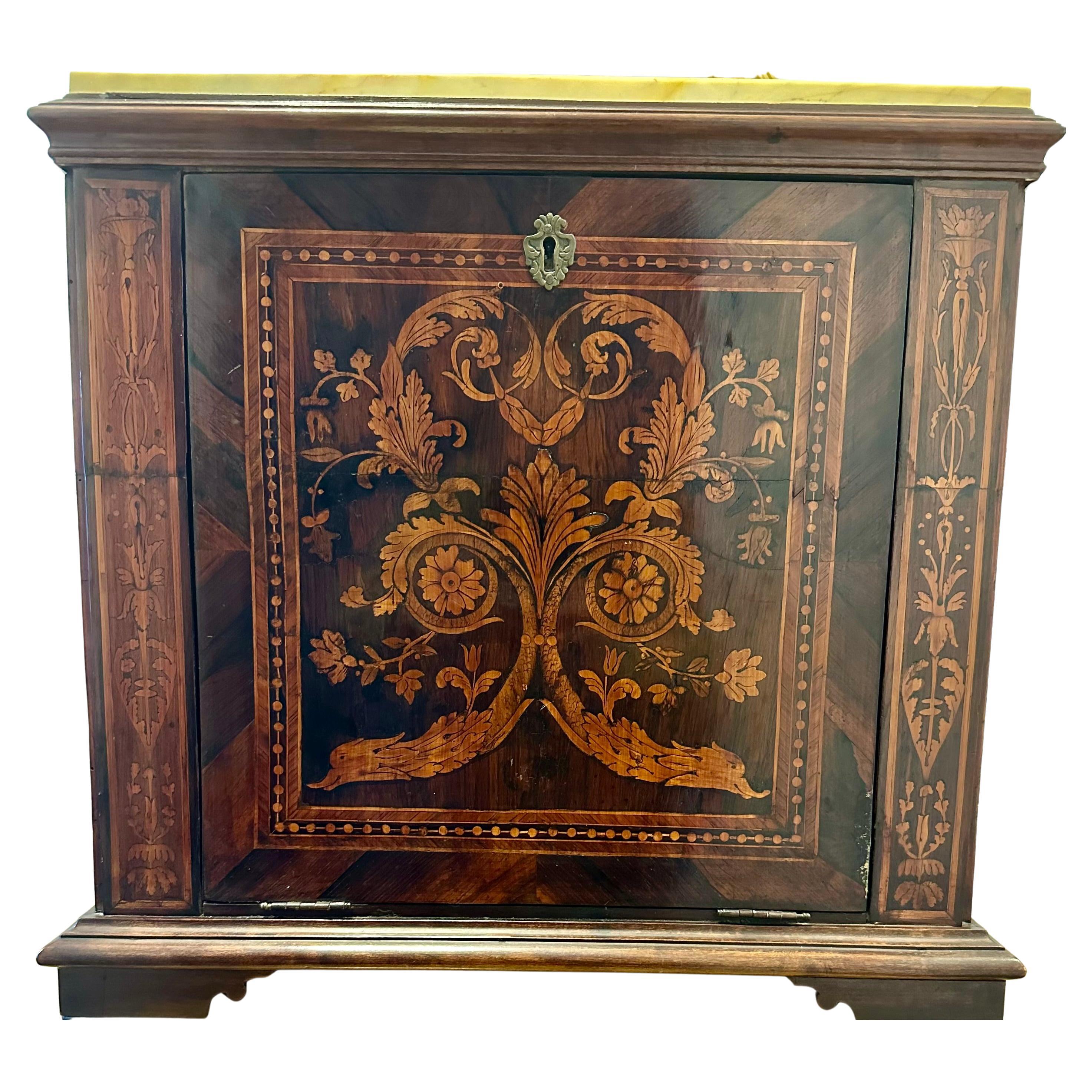 Monetiere italiana con incrustaciones de flores de Lombardía, a la manera de Maggiolini, Ca. 1820.

Durante el Neoclasicismo, los muebles italianos se enriquecieron con incrustaciones de diversos tipos. De los muchos maestros e incrustadores de
