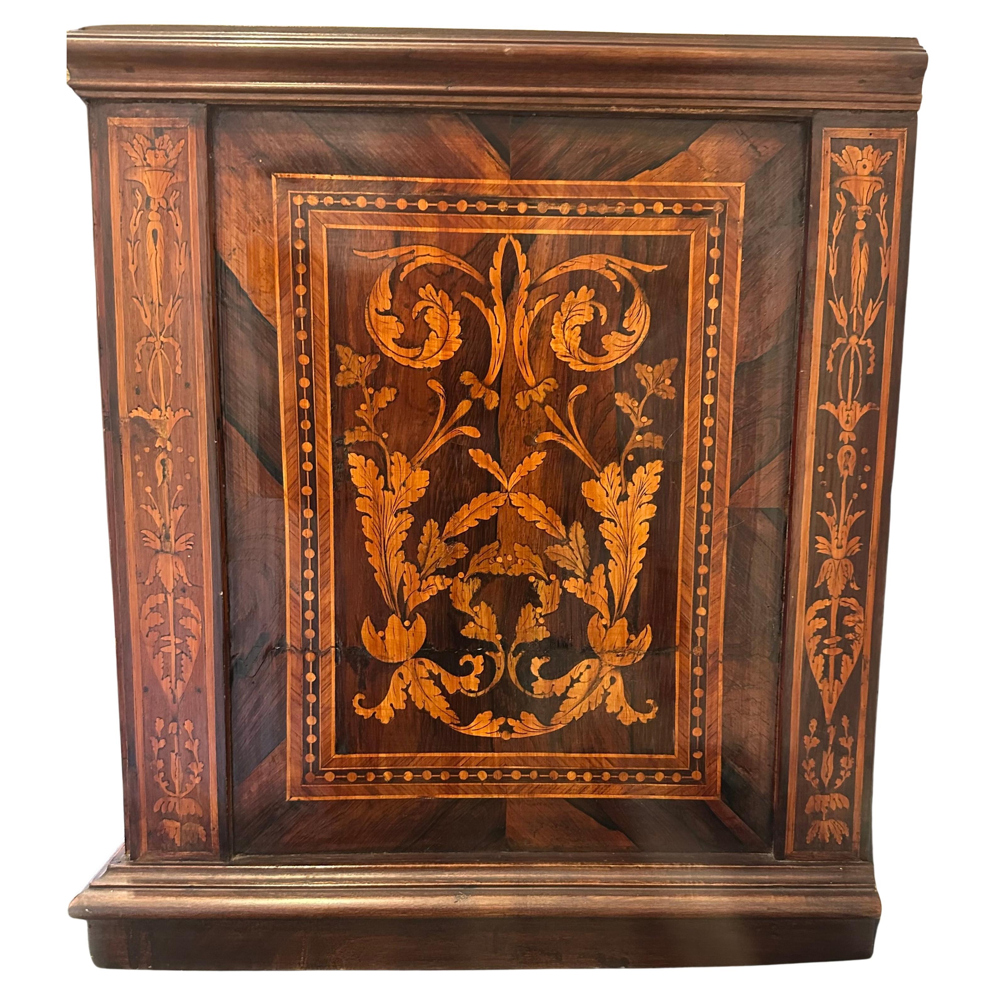 Monetiere italiana con incrustaciones florales de Lombardía , a la manera de Maggiolini, Ca. 1820 Italiano en venta