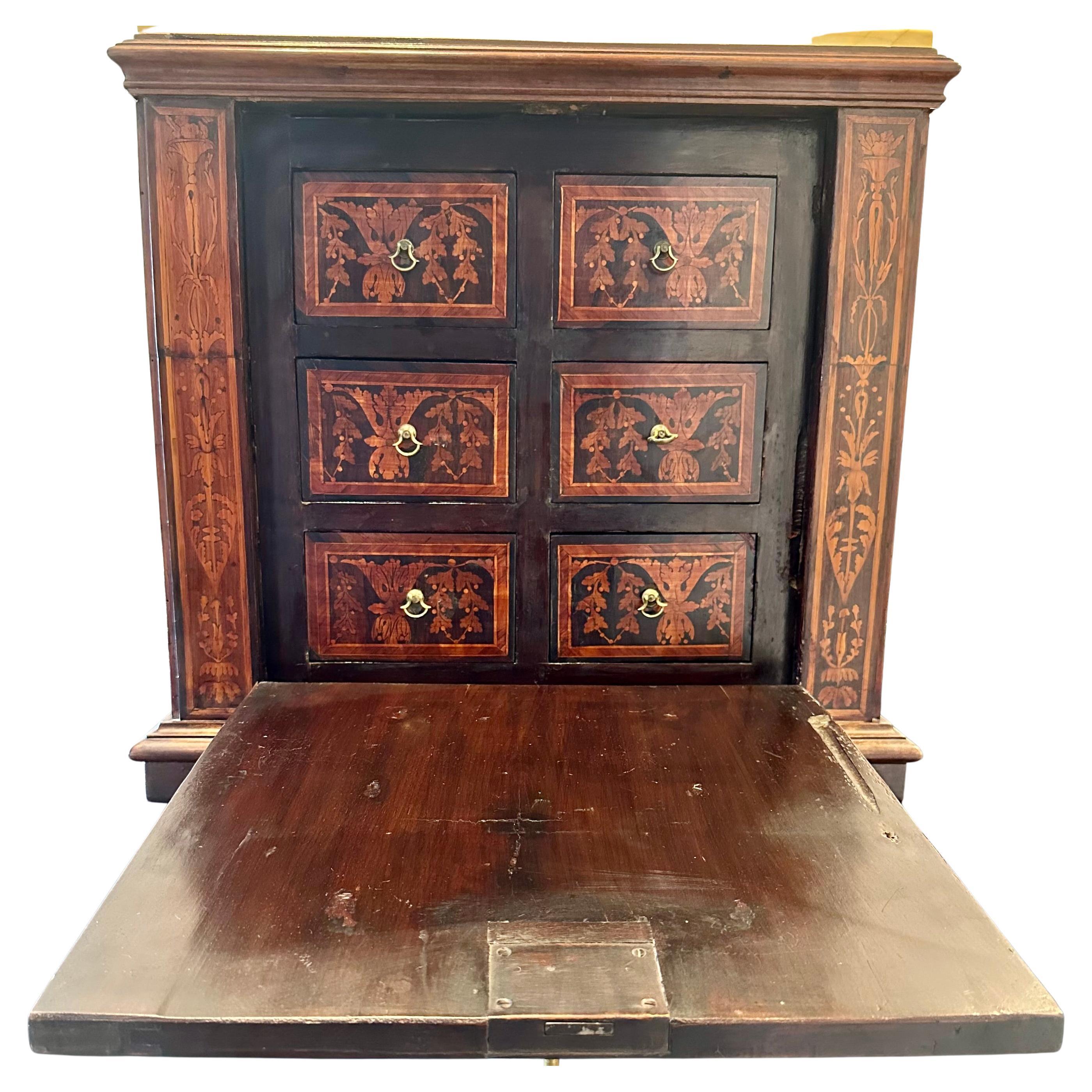 Monetiere italiana con incrustaciones florales de Lombardía , a la manera de Maggiolini, Ca. 1820 Incrustación en venta
