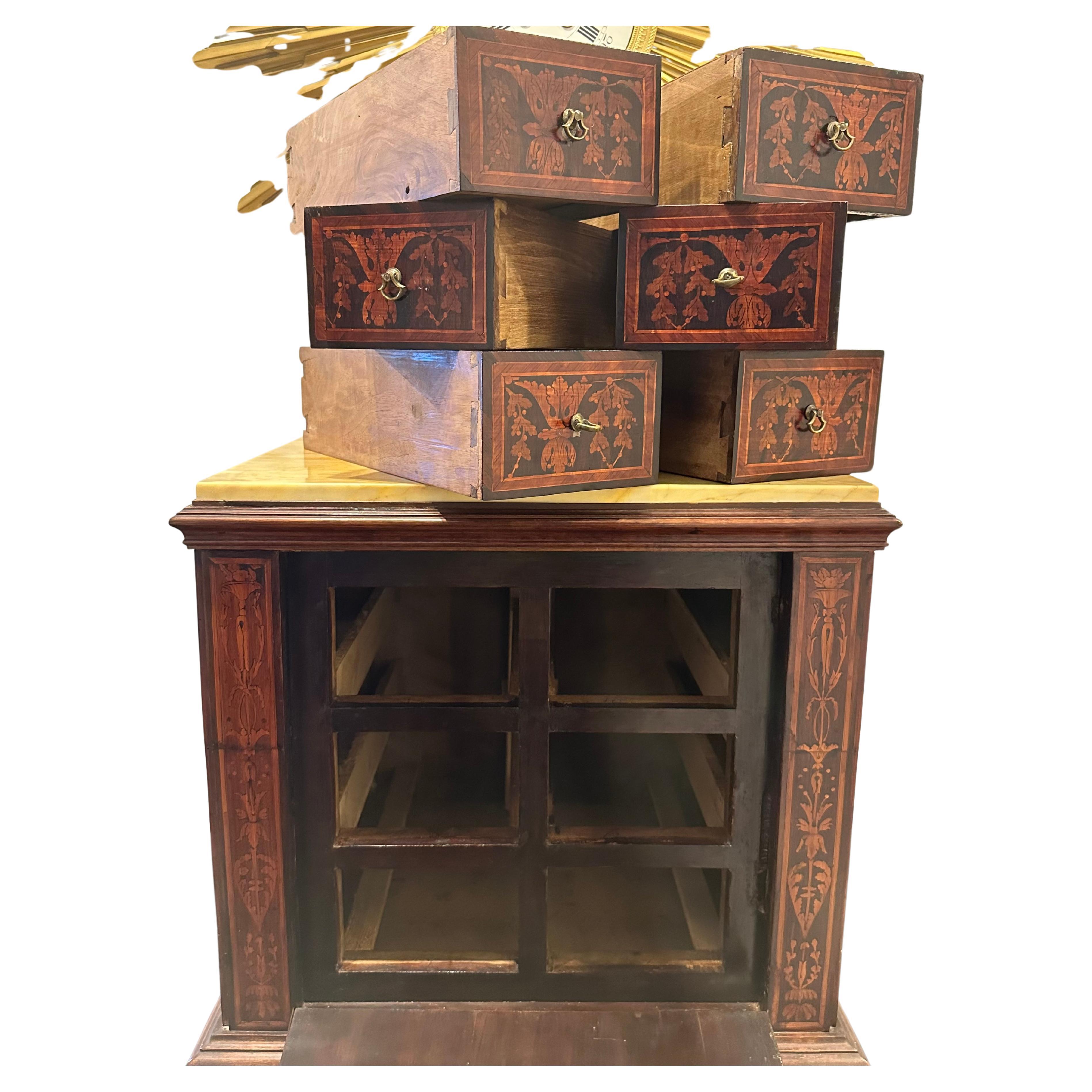Monetiere italiana con incrustaciones florales de Lombardía , a la manera de Maggiolini, Ca. 1820 siglo XIX en venta