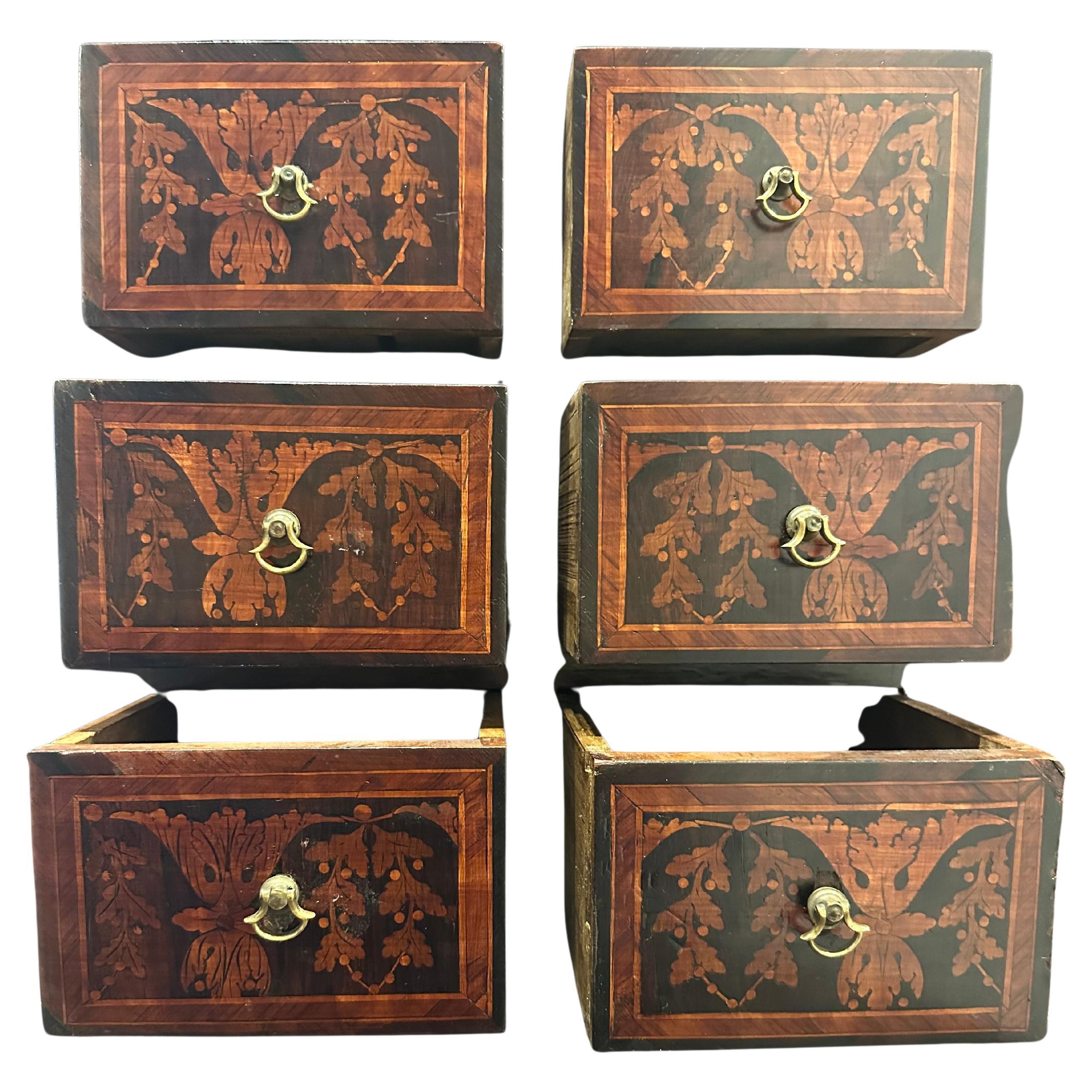 Monetiere italiana con incrustaciones florales de Lombardía , a la manera de Maggiolini, Ca. 1820 Madera frutal en venta