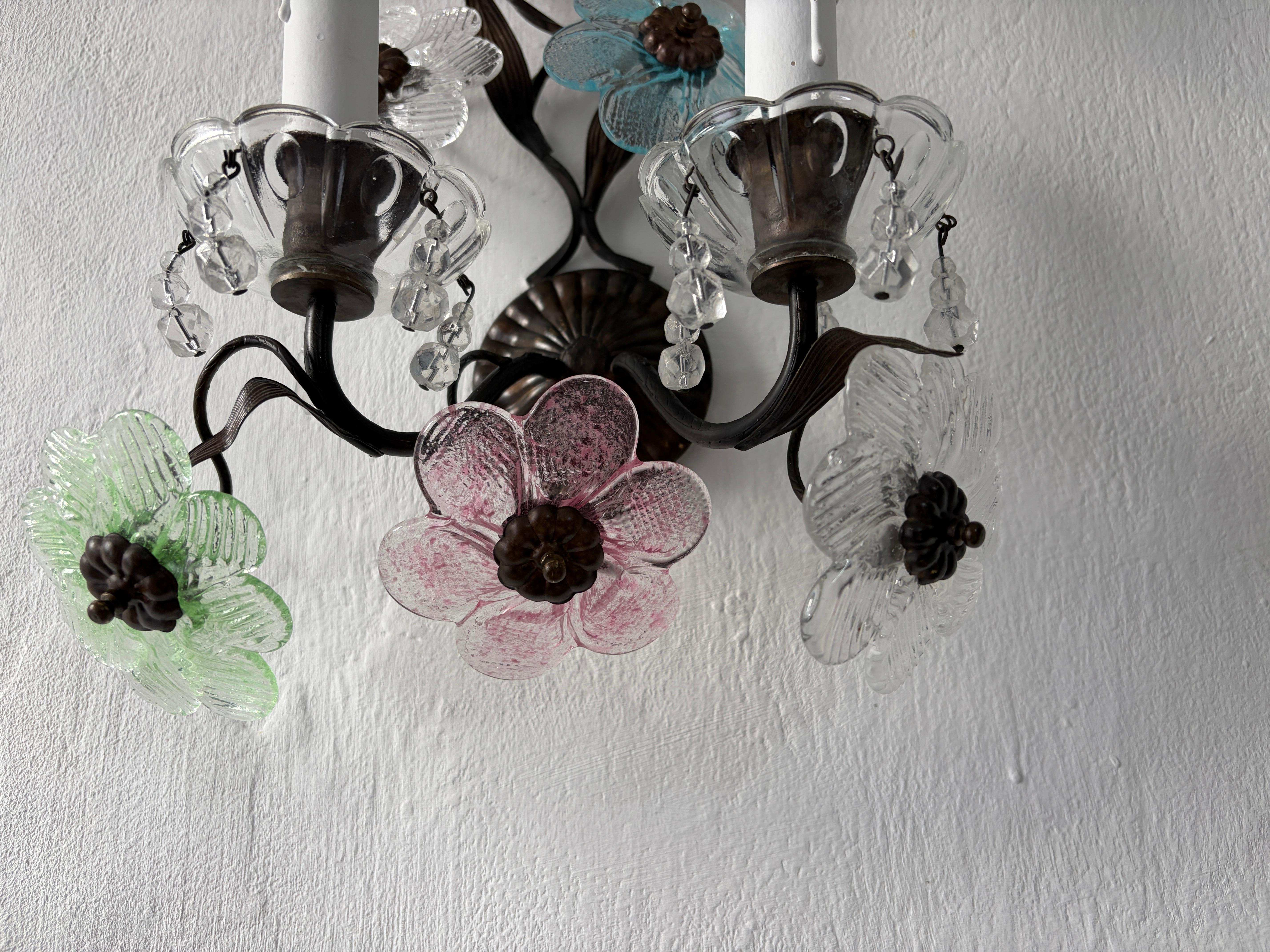 Apliques largos italianos de bronce oscuro con flores de cristal de Murano en color pastel, hacia 1930 en venta 4