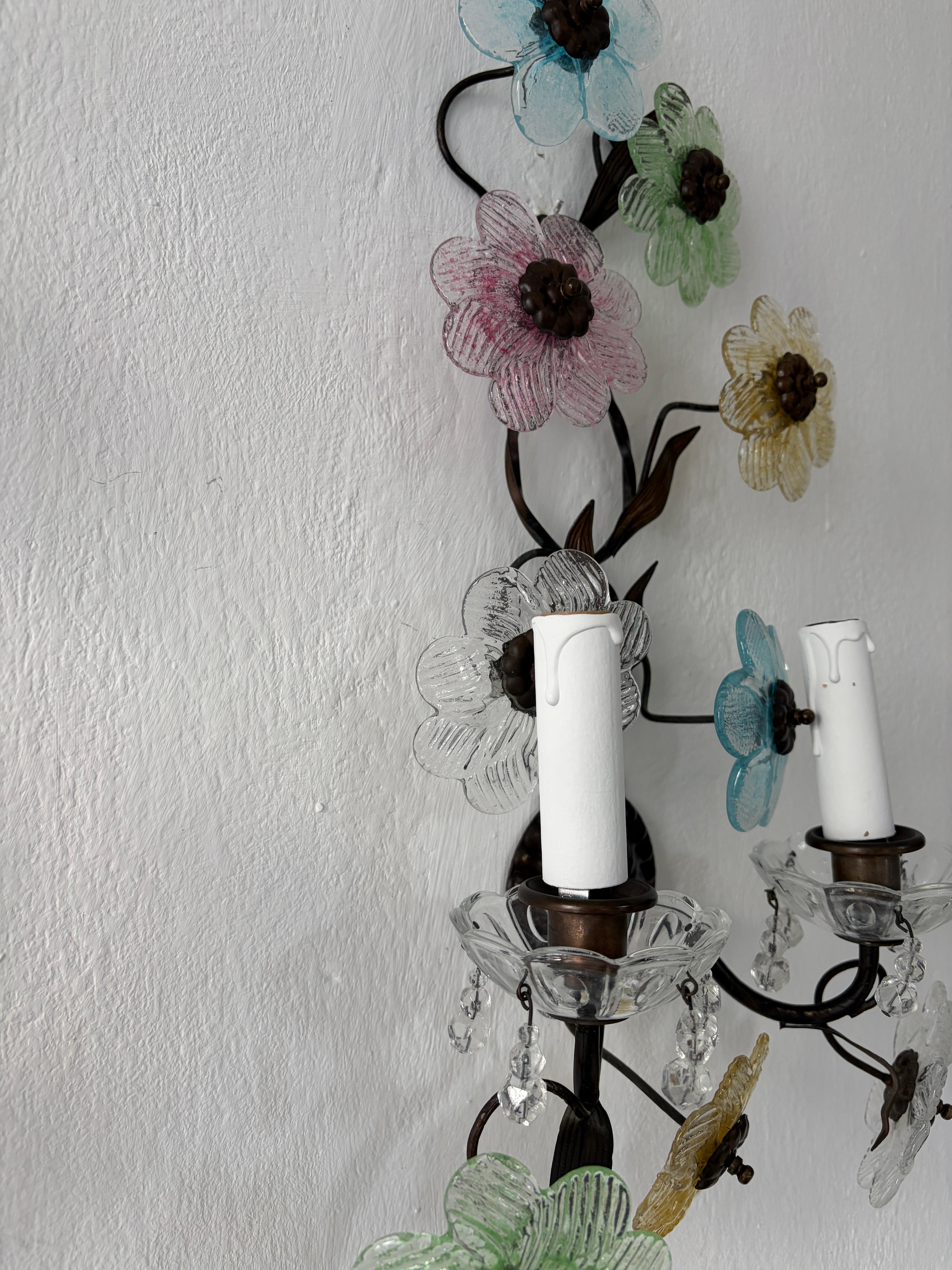 Apliques largos italianos de bronce oscuro con flores de cristal de Murano en color pastel, hacia 1930 en venta 5