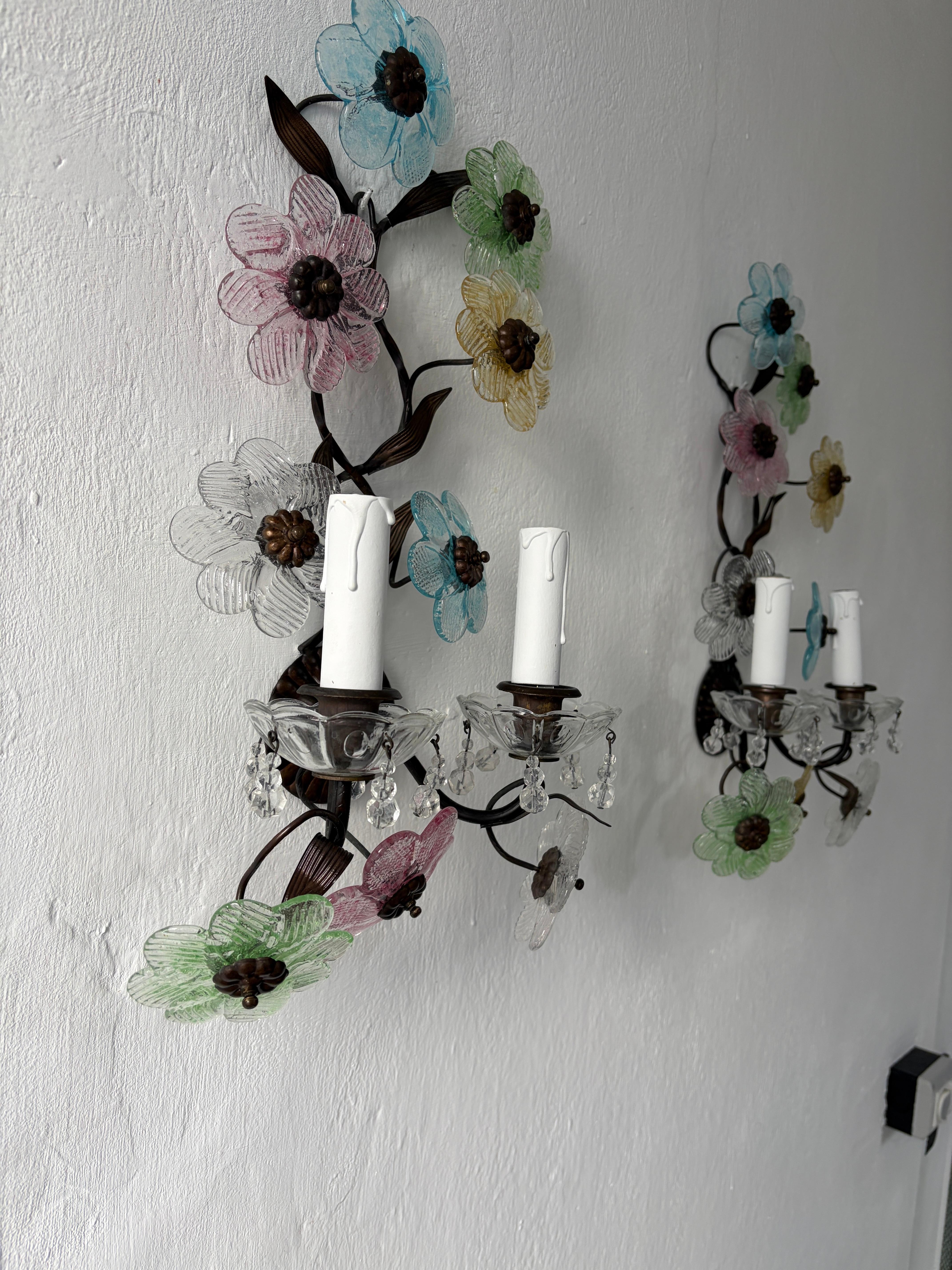 Apliques largos italianos de bronce oscuro con flores de cristal de Murano en color pastel, hacia 1930 en venta 6