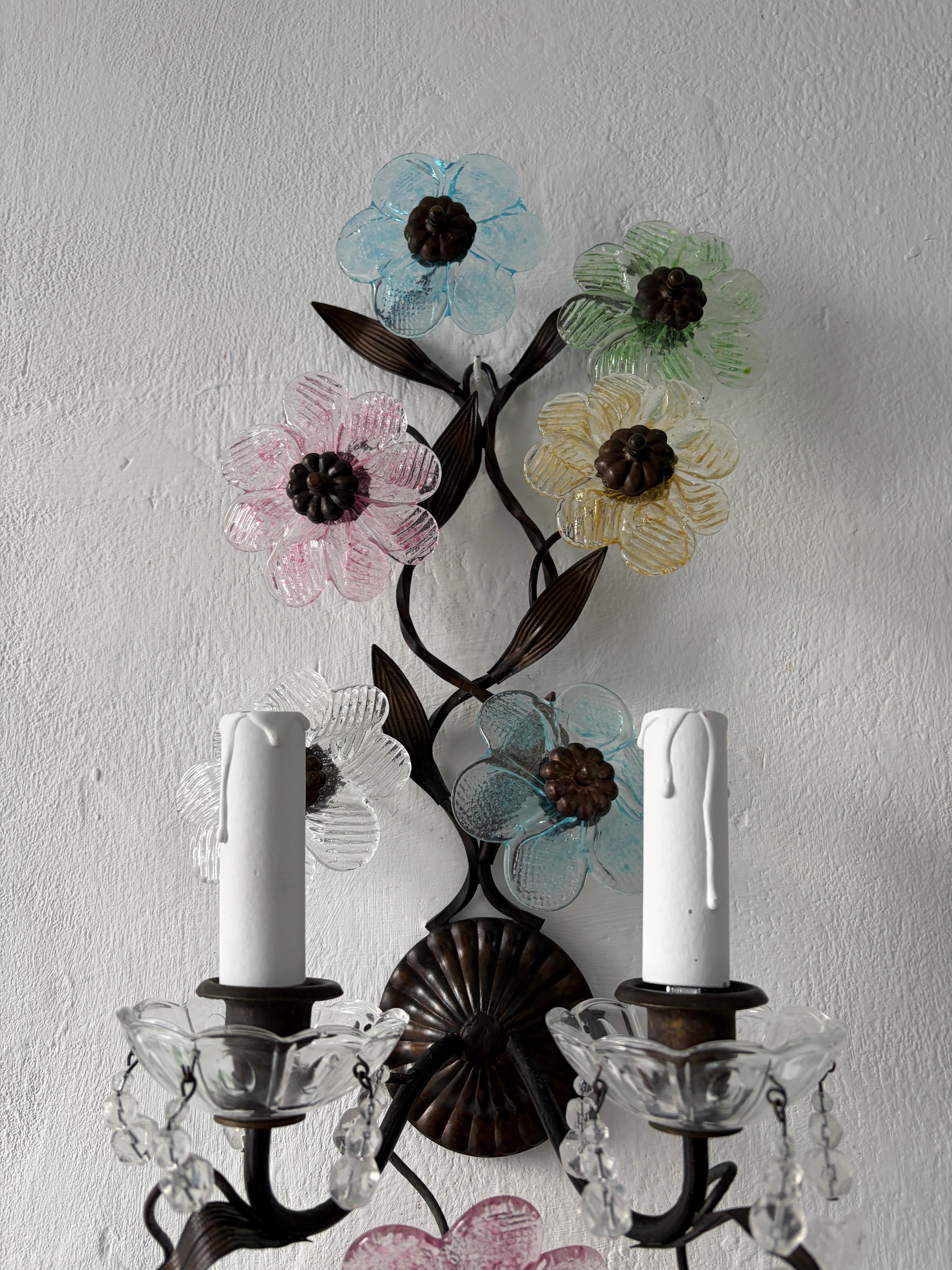 Apliques largos italianos de bronce oscuro con flores de cristal de Murano en color pastel, hacia 1930 en venta 8