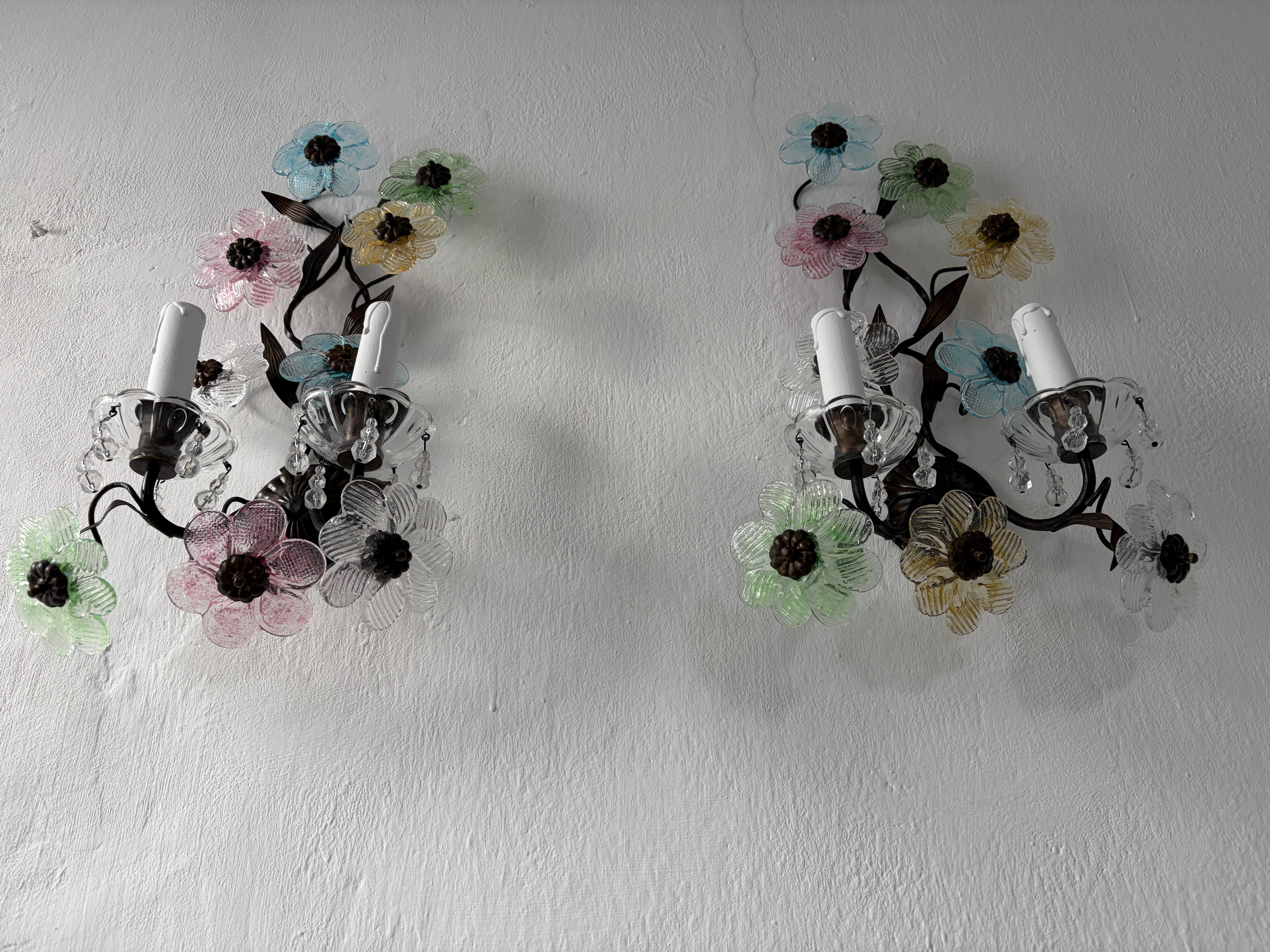 Con 2 luces cada una, colocadas en copas de cristal repletas de bolas de cristal. Se recablearán con enchufes certificados UL US para EE.UU. y enchufes adecuados para cualquier otro país, y estarán listos para colgar. Perfecta pátina oscura en el