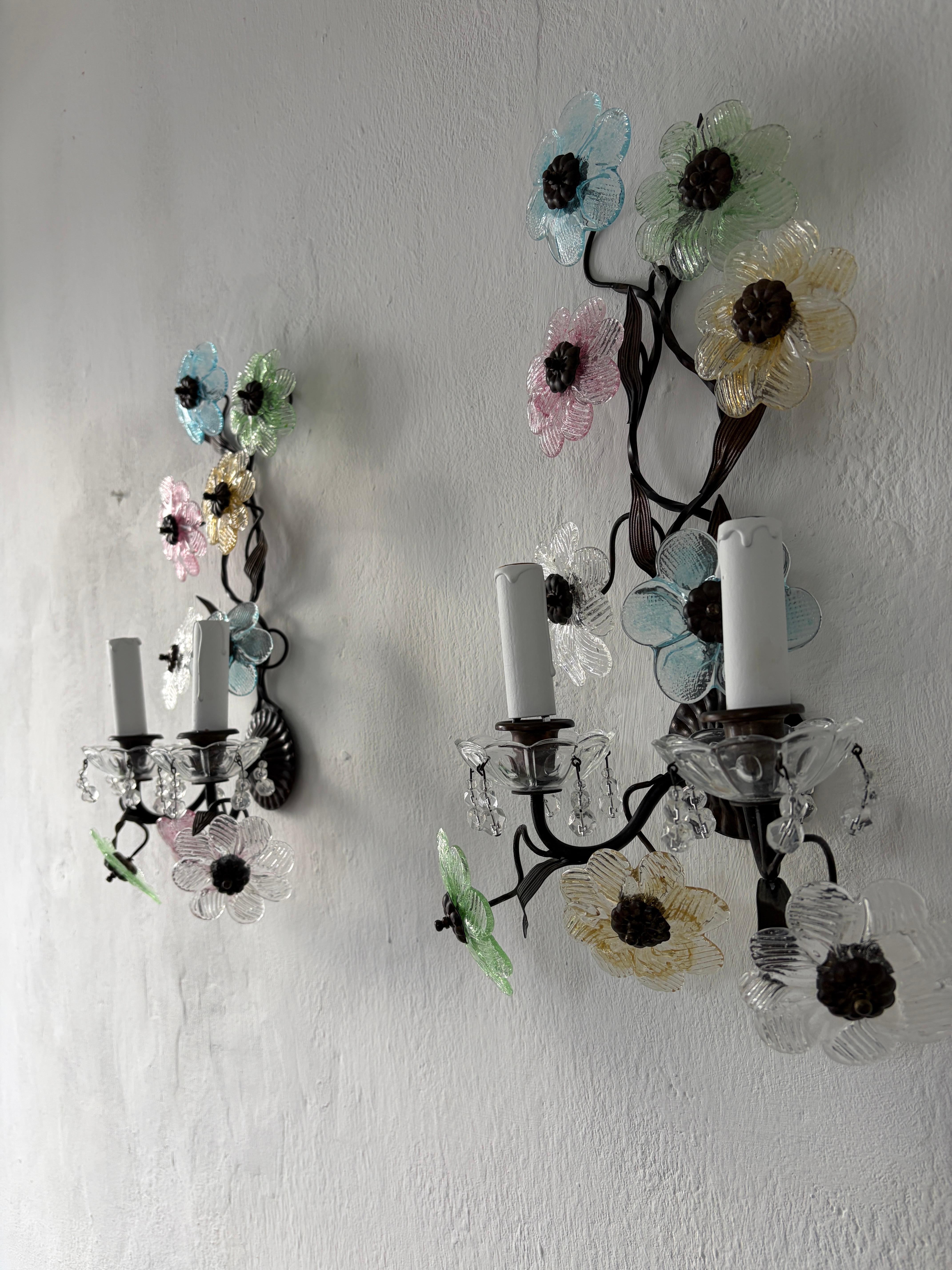 Apliques largos italianos de bronce oscuro con flores de cristal de Murano en color pastel, hacia 1930 Italiano en venta