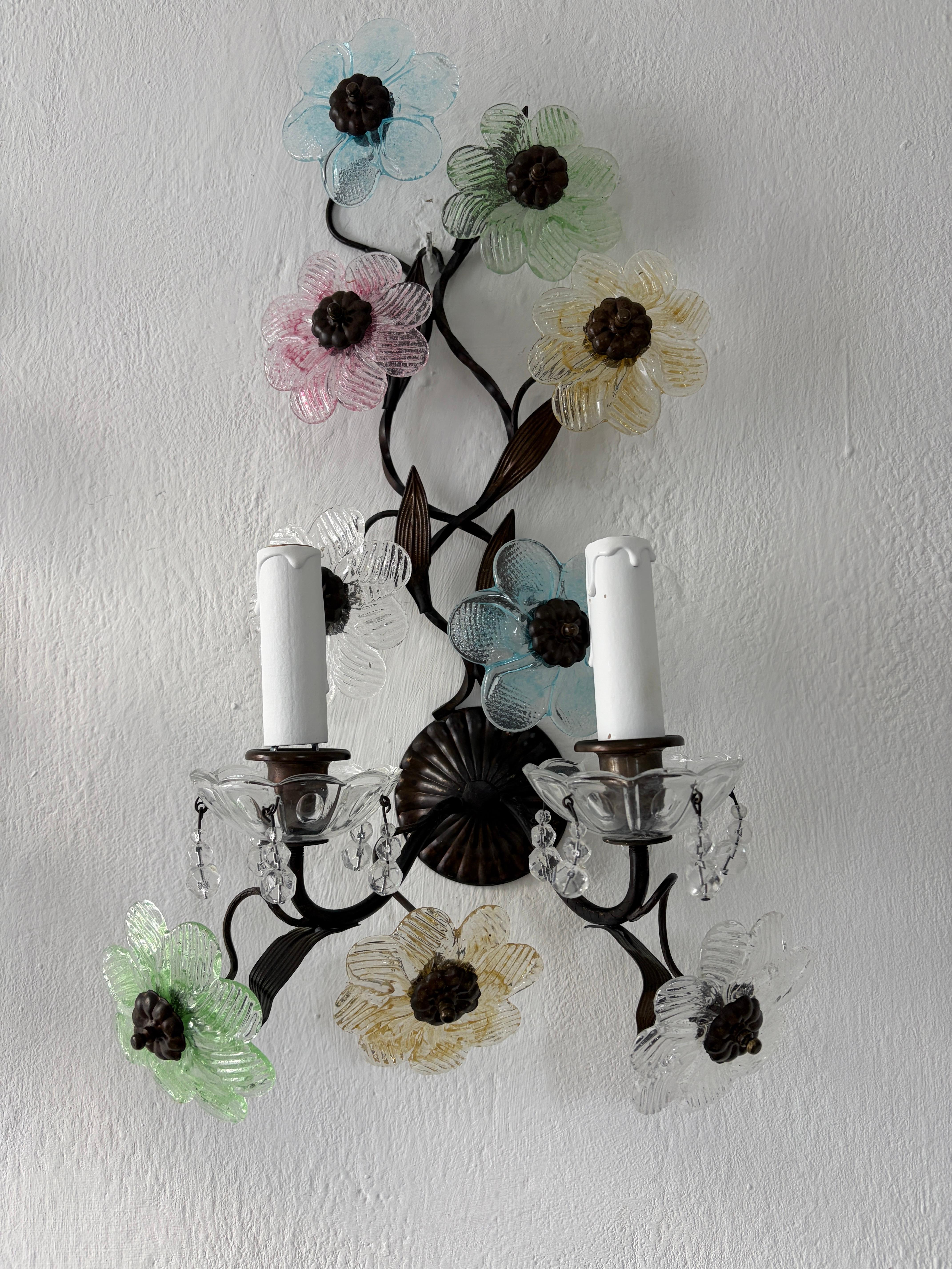 Apliques largos italianos de bronce oscuro con flores de cristal de Murano en color pastel, hacia 1930 en Bueno estado para la venta en Firenze, Toscana