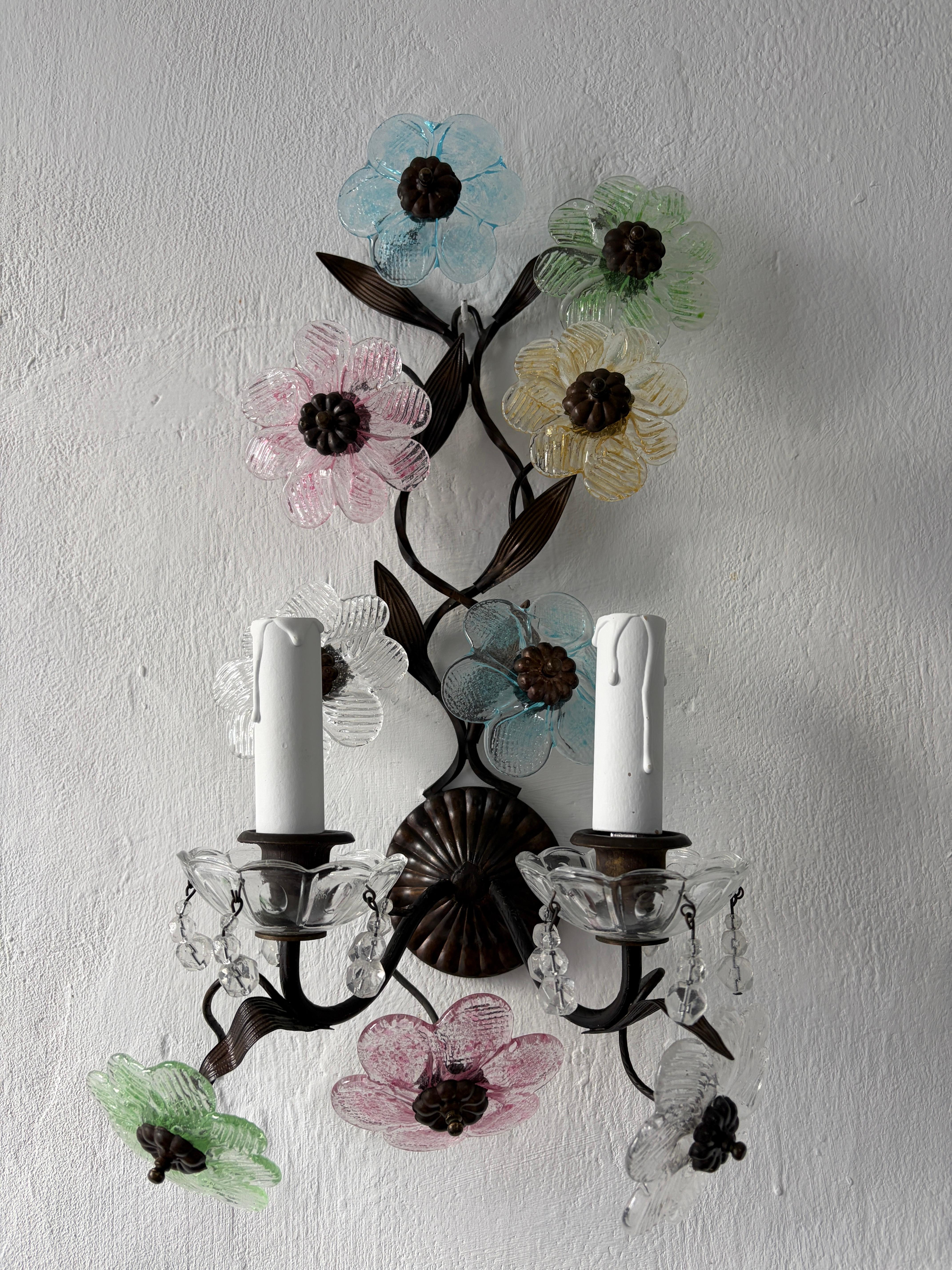 Apliques largos italianos de bronce oscuro con flores de cristal de Murano en color pastel, hacia 1930 mediados del siglo XX en venta