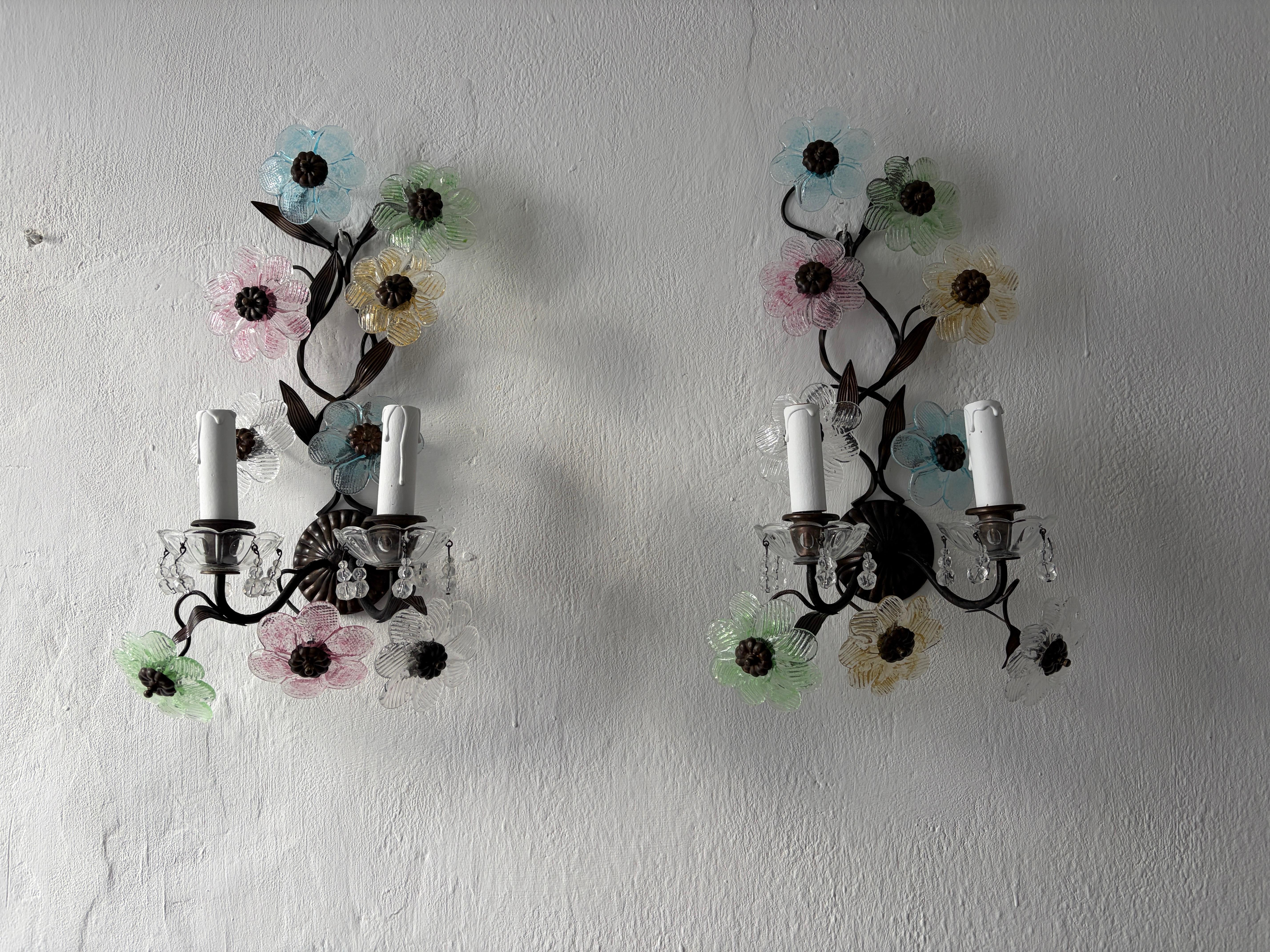 Apliques largos italianos de bronce oscuro con flores de cristal de Murano en color pastel, hacia 1930 Metal en venta