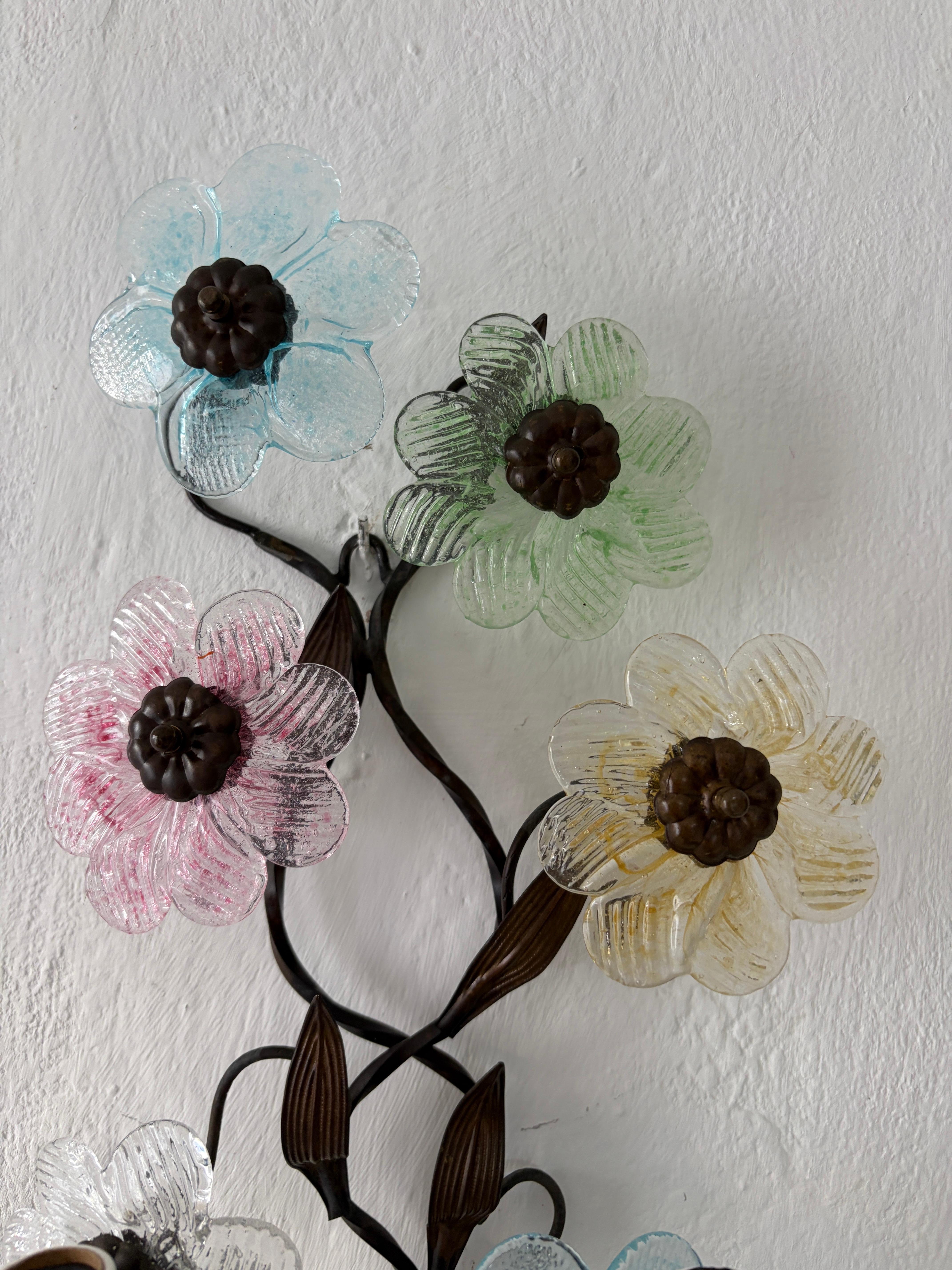 Apliques largos italianos de bronce oscuro con flores de cristal de Murano en color pastel, hacia 1930 en venta 1