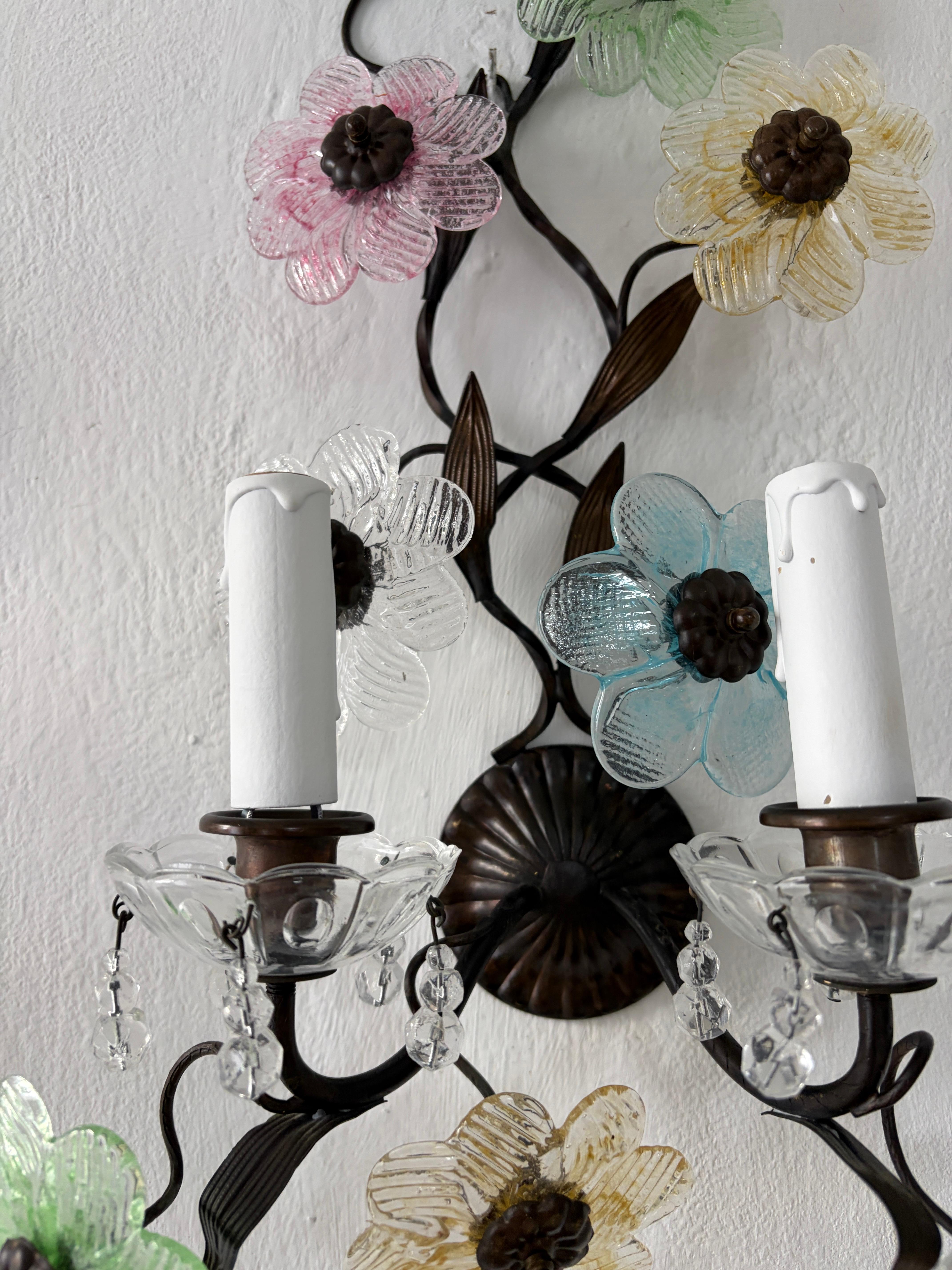 Apliques largos italianos de bronce oscuro con flores de cristal de Murano en color pastel, hacia 1930 en venta 2