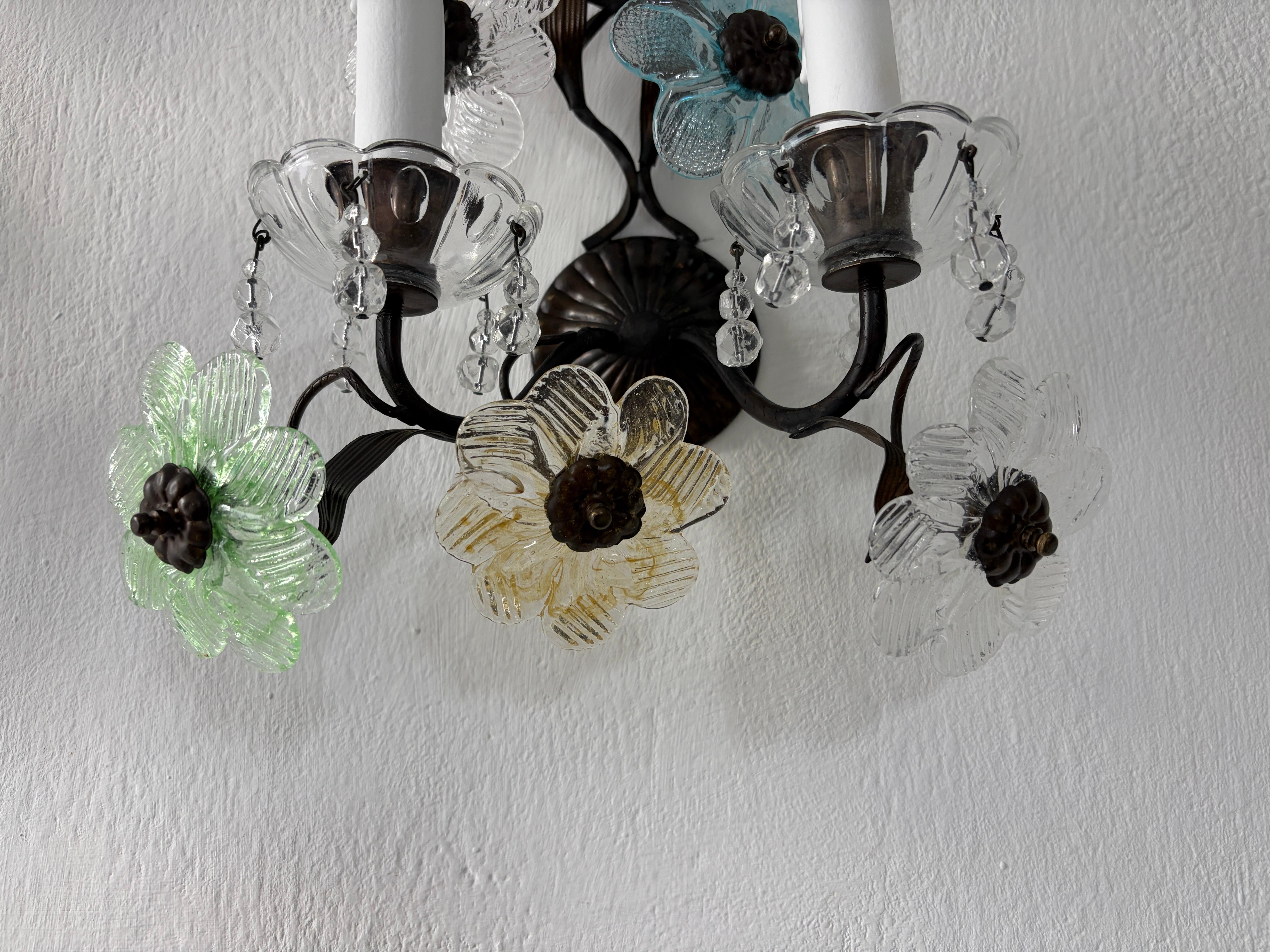 Apliques largos italianos de bronce oscuro con flores de cristal de Murano en color pastel, hacia 1930 en venta 3