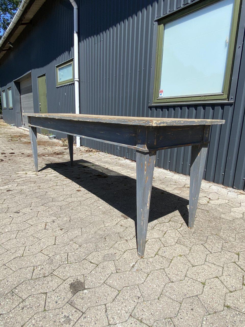 Sophisticated antique Italian long / refectory table from circa 1900, with a delectable matte / dusky blue paint and perfect patina on the worktop surface. An elegant yet rustic table, also great for a modern decor. Note the beautiful tapered table