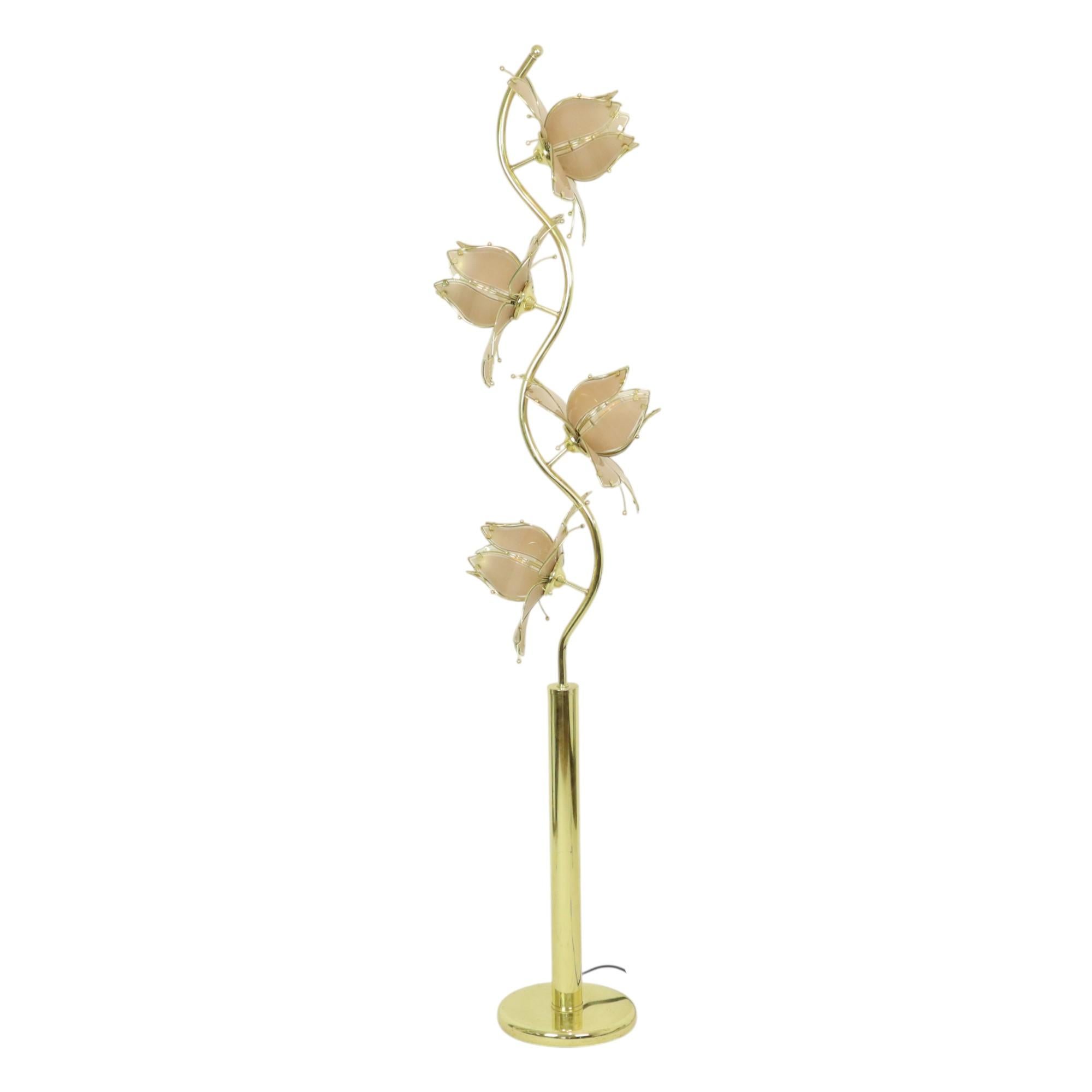 Une fantastique lampe italienne en forme de lotus, un impressionnant lampadaire XL avec 4 lumières en forme de fleur de lotus. Fabriqué en métal cuivré (laiton) et en verre, il est entièrement de style Hollywood Regency et a été fabriqué en Italie