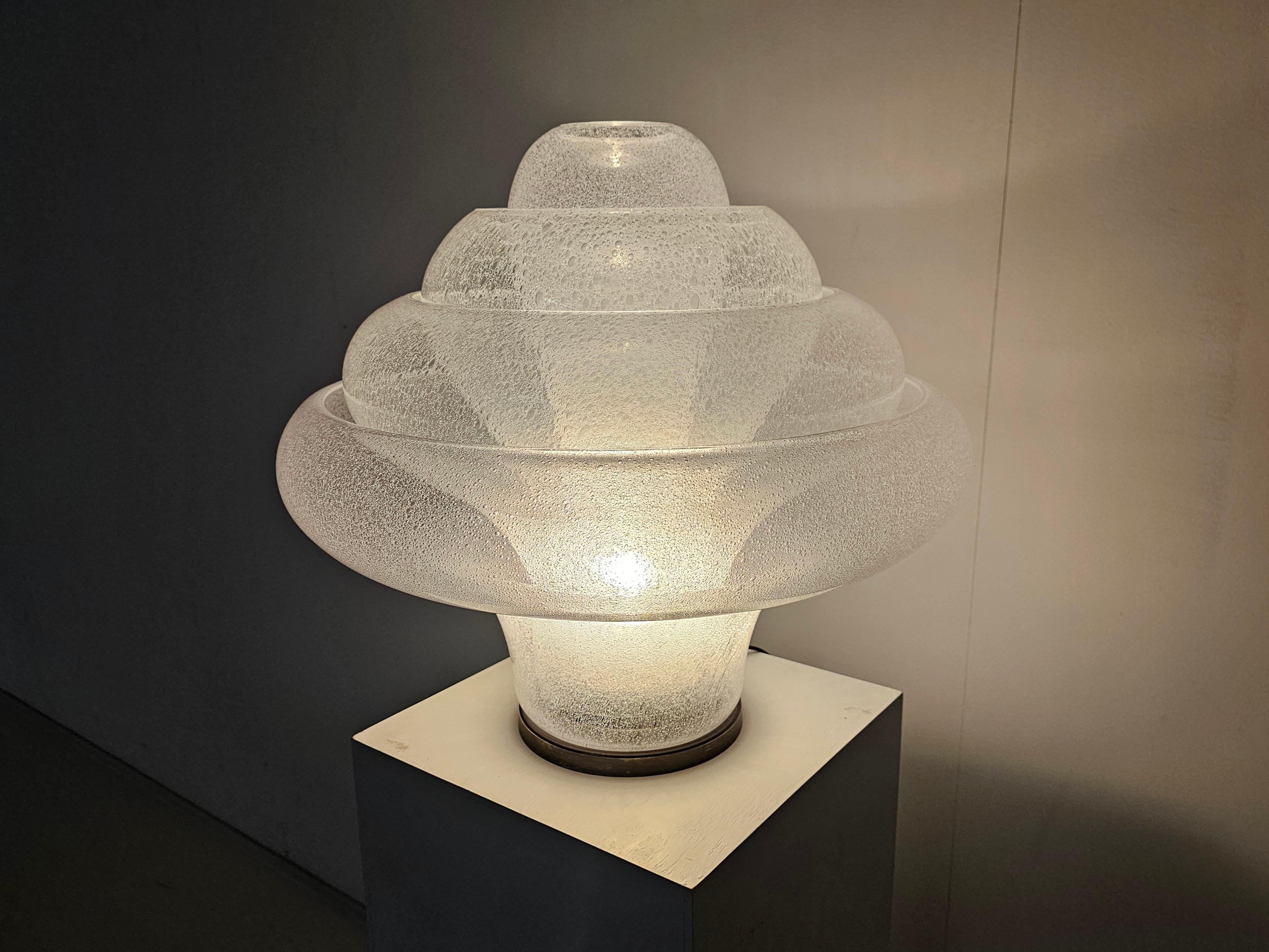 Lámpara de sobremesa Lotus de Carlo Nason para Mazegga, cristal de Murano, Italia, años 60

El diseñador italiano Carlo Nason nació en 1935 en Murano, en el seno de una familia de expertos vidrieros. Su padre, Vincenzo Nason, dirigió la famosa
