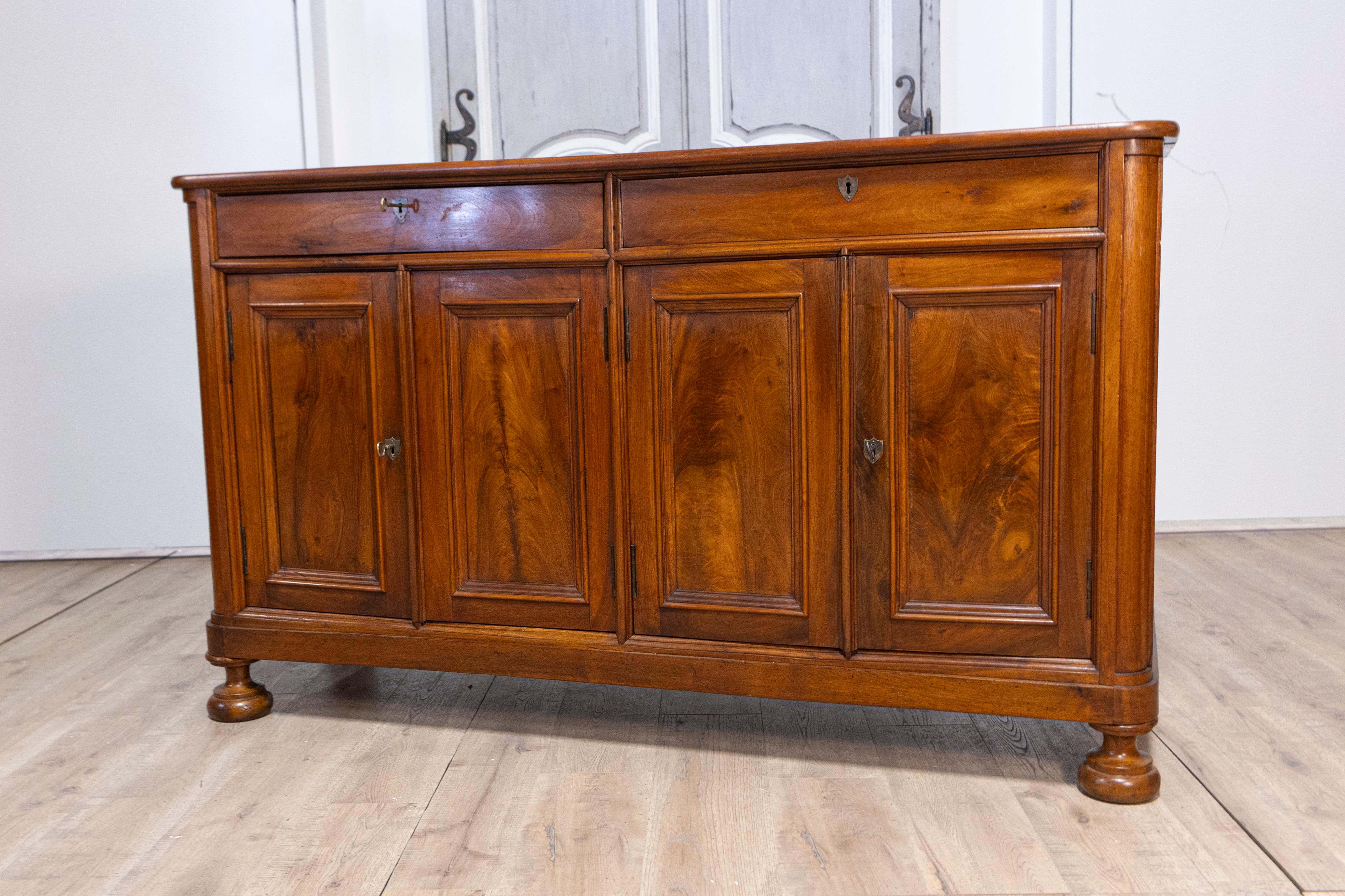XIXe siècle Enfilade italienne Louis-Philippe des années 1850 avec deux tiroirs et quatre portes