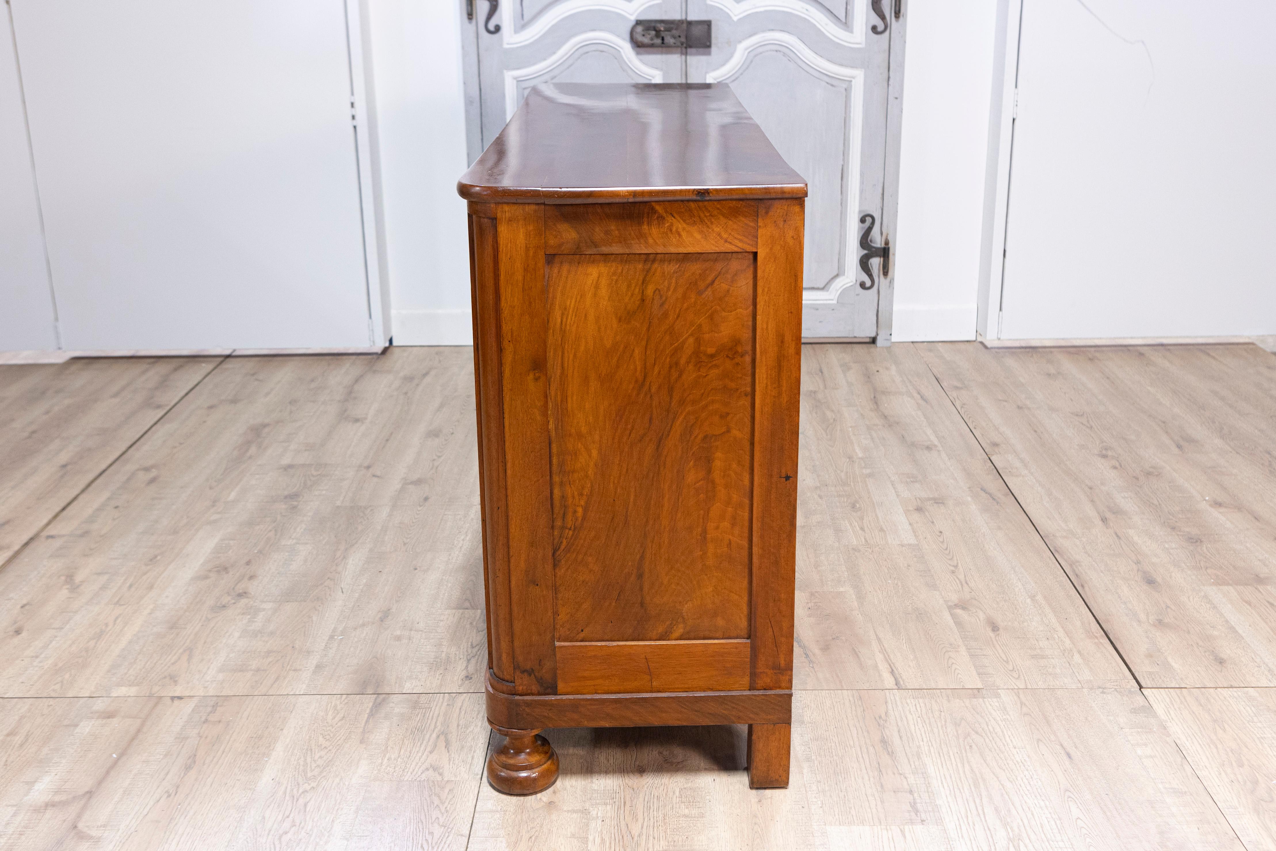 Noyer Enfilade italienne Louis-Philippe des années 1850 avec deux tiroirs et quatre portes