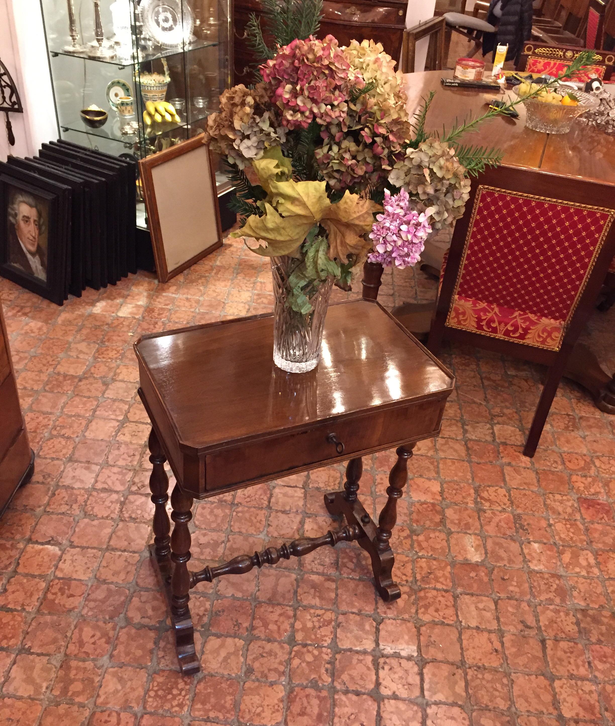 Italian Louis Philippe Side Table 19th Century Walnut Sewing Table For Sale 10