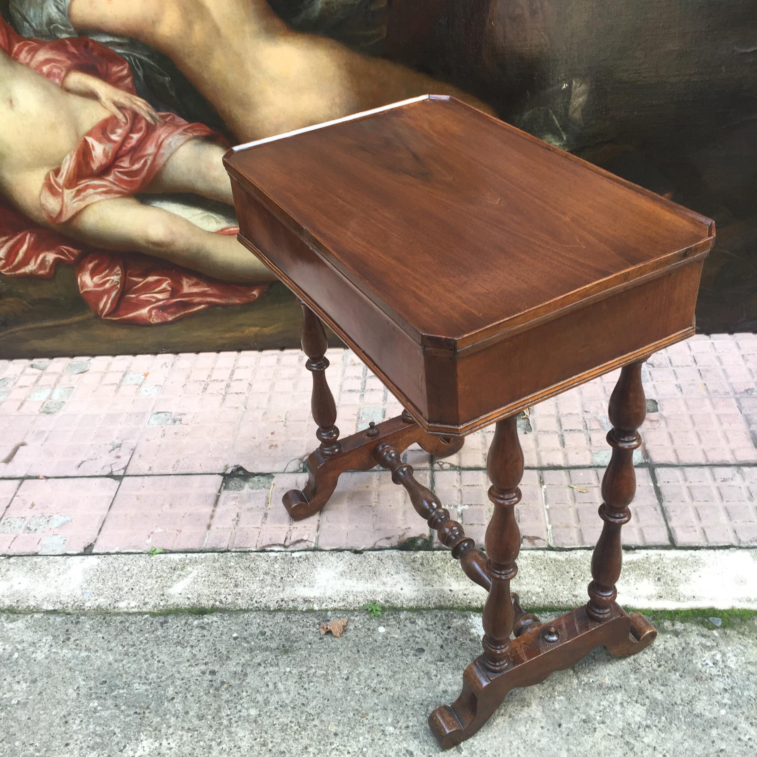 Italian Louis Philippe Side Table 19th Century Walnut Sewing Table For Sale 15