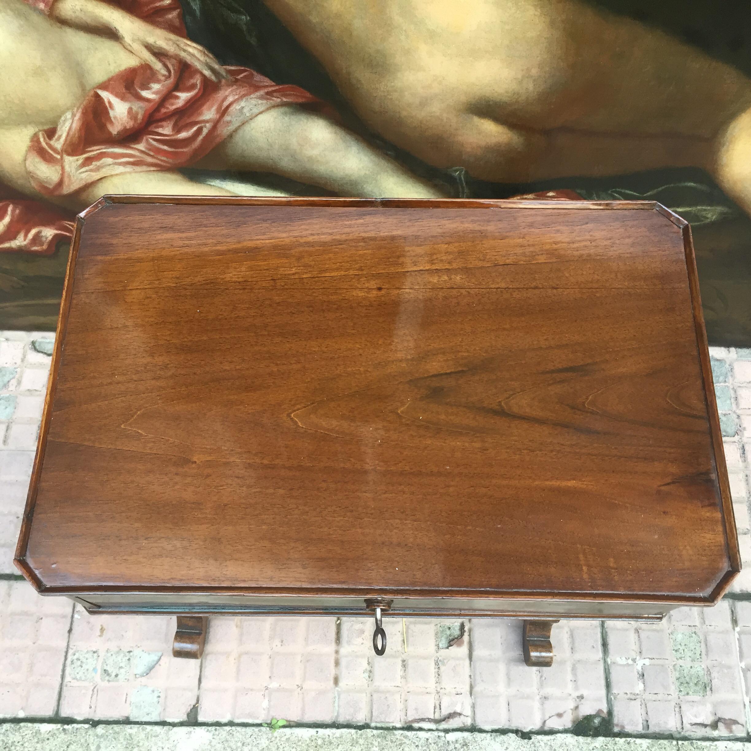 Italian Louis Philippe Side Table 19th Century Walnut Sewing Table In Good Condition For Sale In Milan, IT