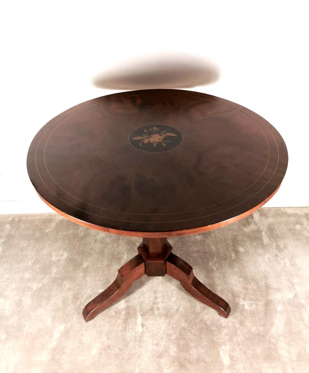 We kindly suggest you read the whole description, because with it we try to give you detailed technical and historical information to guarantee the authenticity of our objects.
Elegant round coffee table from northern Italy with 