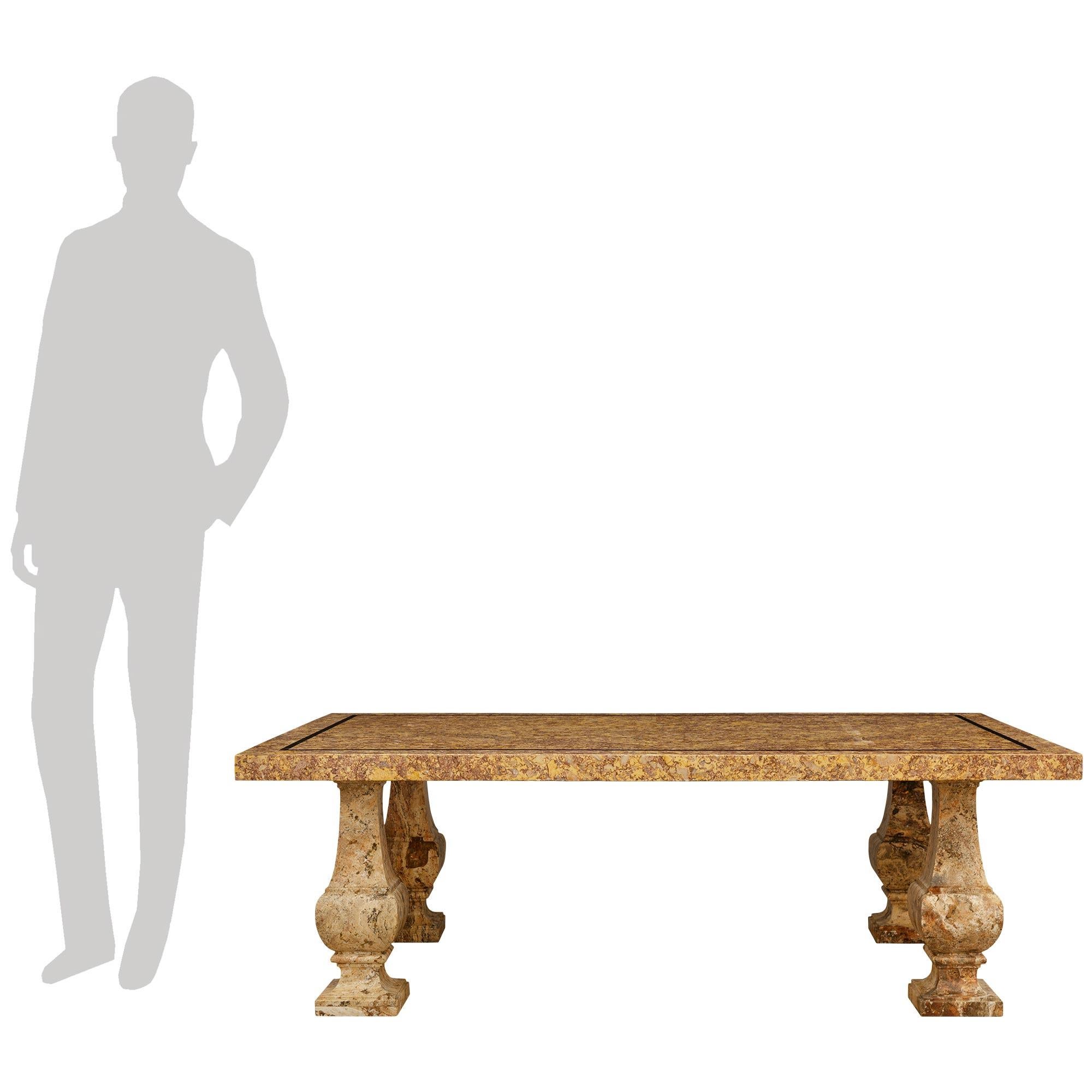 Table basse en marbre Brocatelle d'Espagne d'époque Louis XIV (18/19ème siècle), imposante et très impressionnante. Cette superbe table basse est surélevée par quatre supports en marbre de style Louis XIV du XVIIIe siècle, avec une base carrée