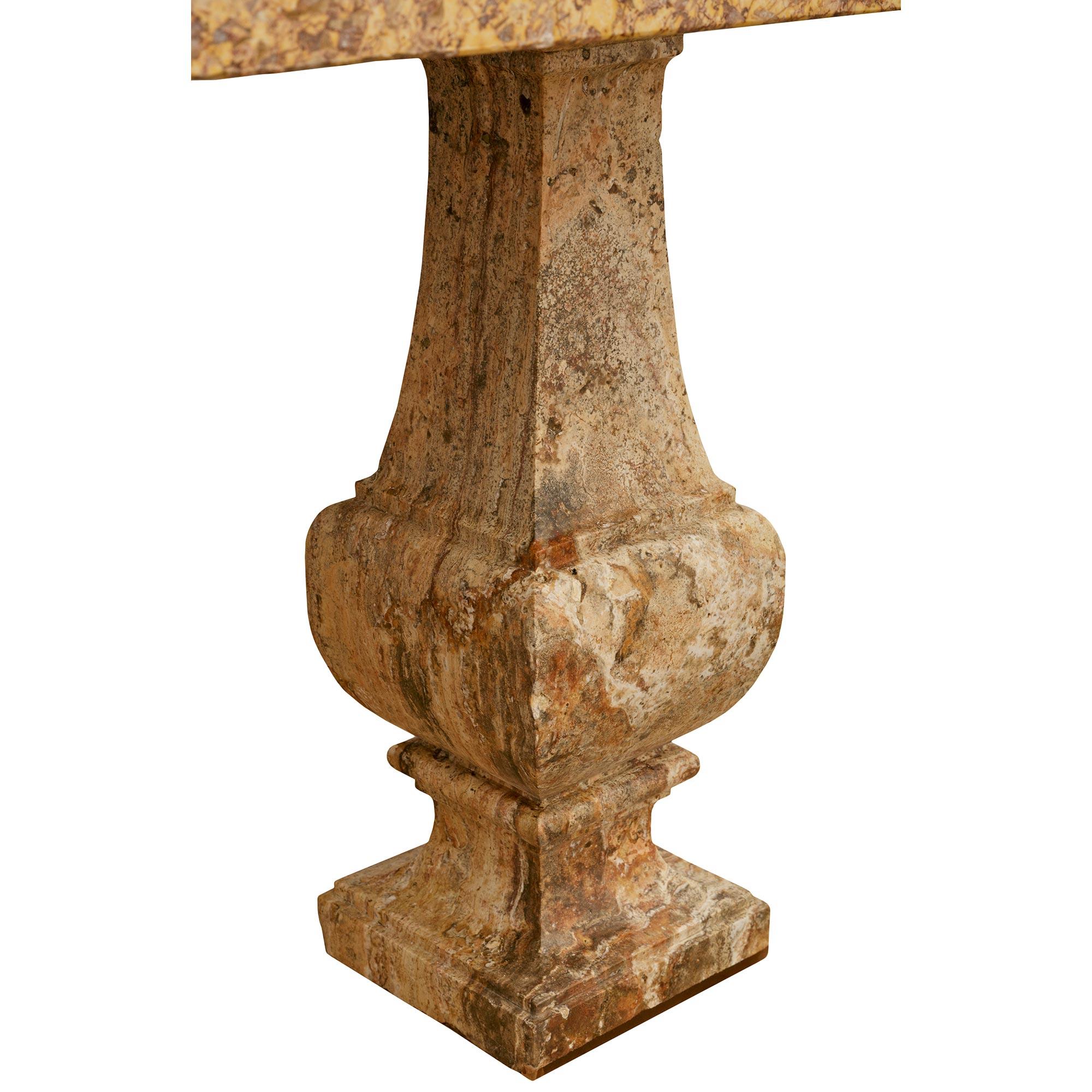 Table basse en marbre Brocatelle d'Espagne d'époque Louis XIV en vente 1