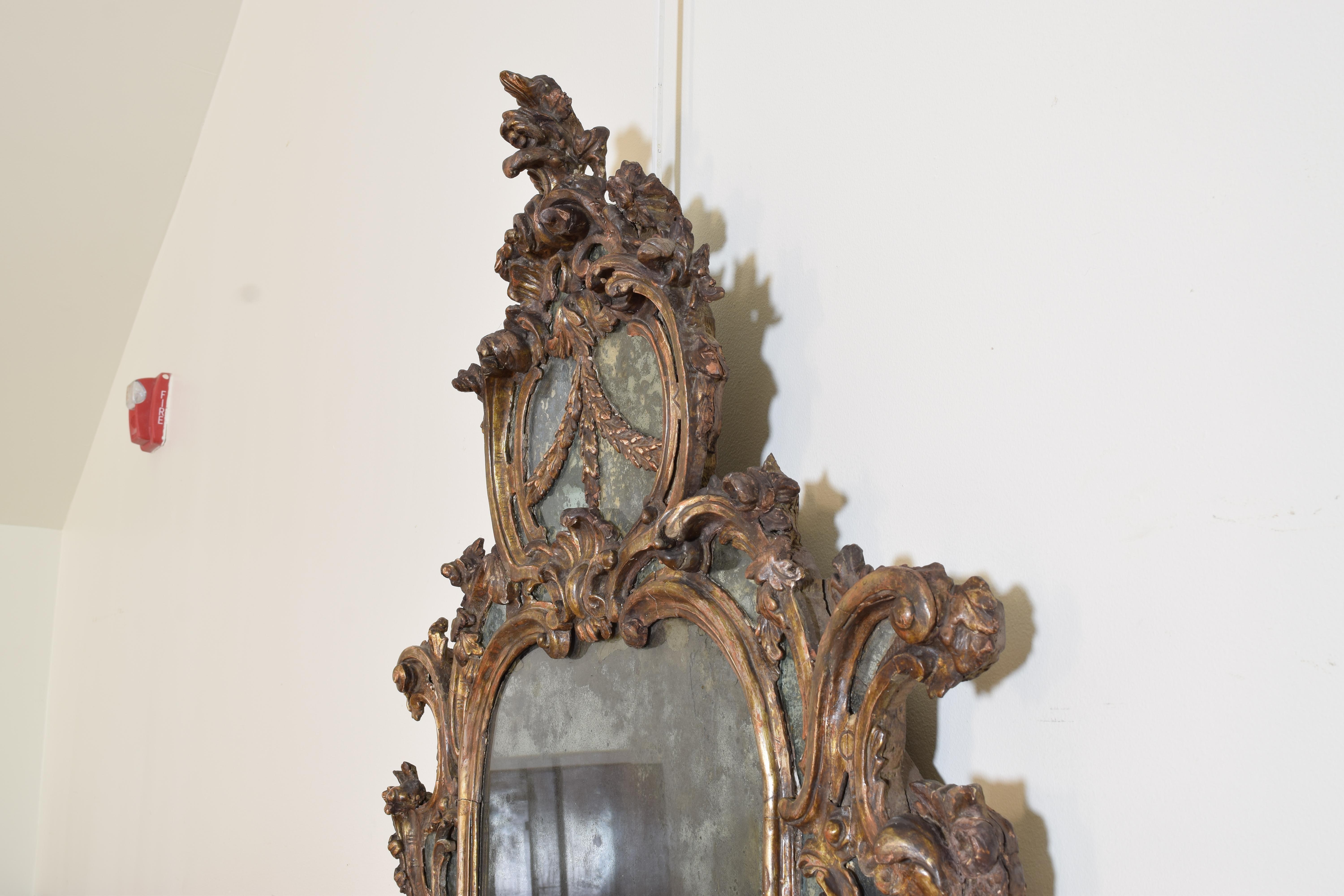 Early 18th Century Italian Louis XIV Period Carved Giltwood Mirror, early 18th century 