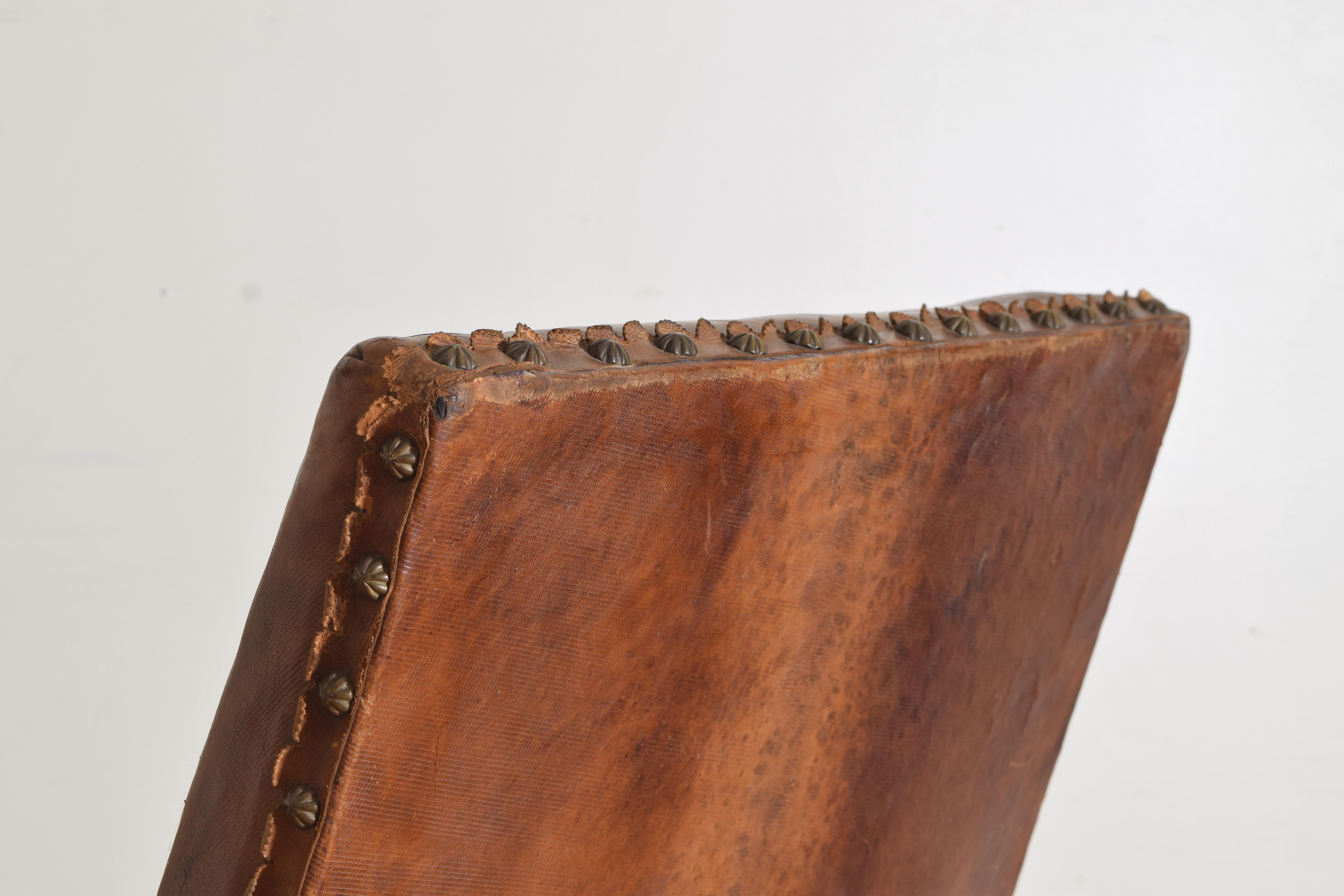 Italienischer gepolsterter Sessel aus ebonisiertem Nussbaum und Leder aus der Zeit Ludwigs XIV., 18. Jahrhundert (Walnuss) im Angebot