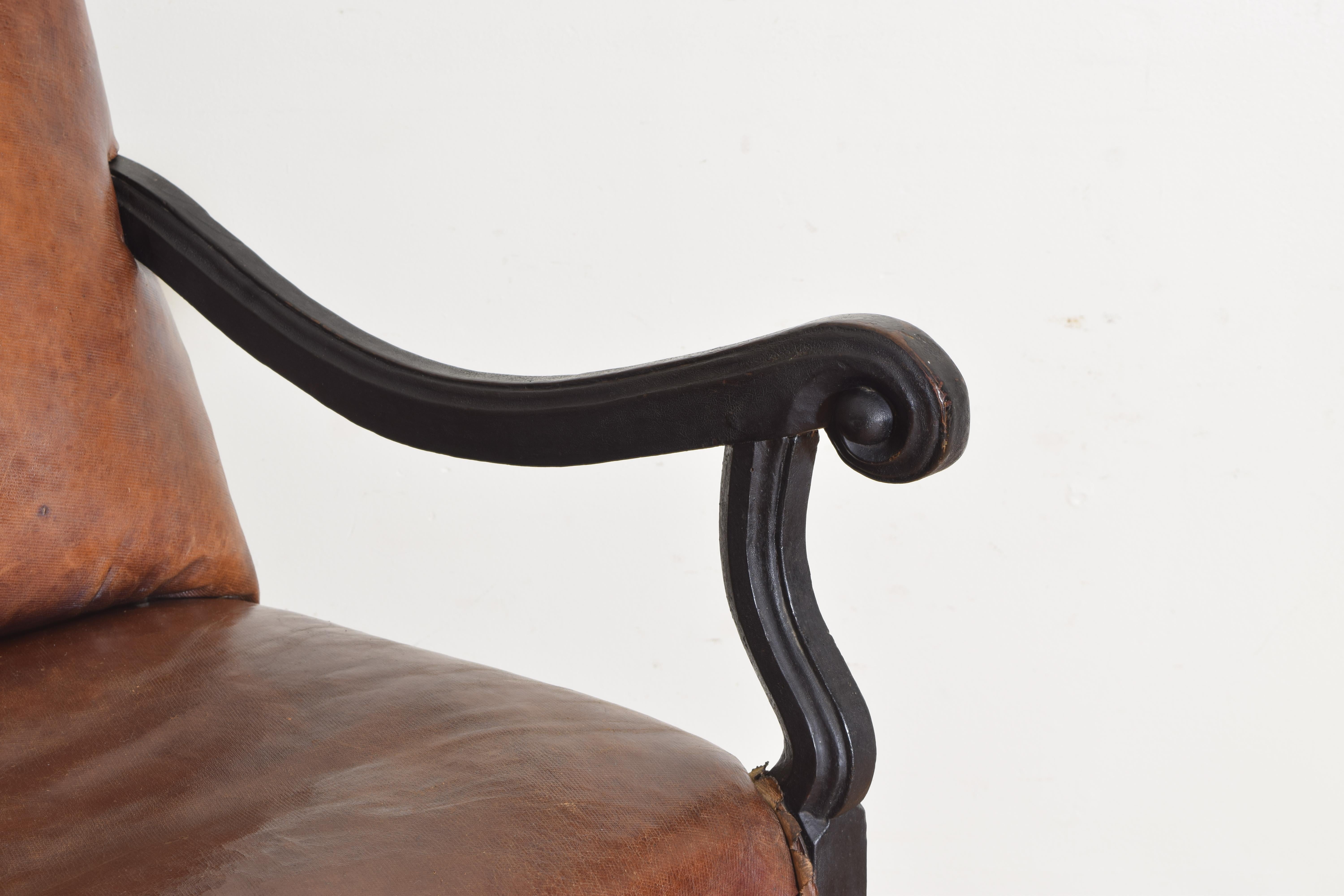 Italienischer gepolsterter Sessel aus ebonisiertem Nussbaum und Leder aus der Zeit Ludwigs XIV., 18. Jahrhundert im Angebot 1