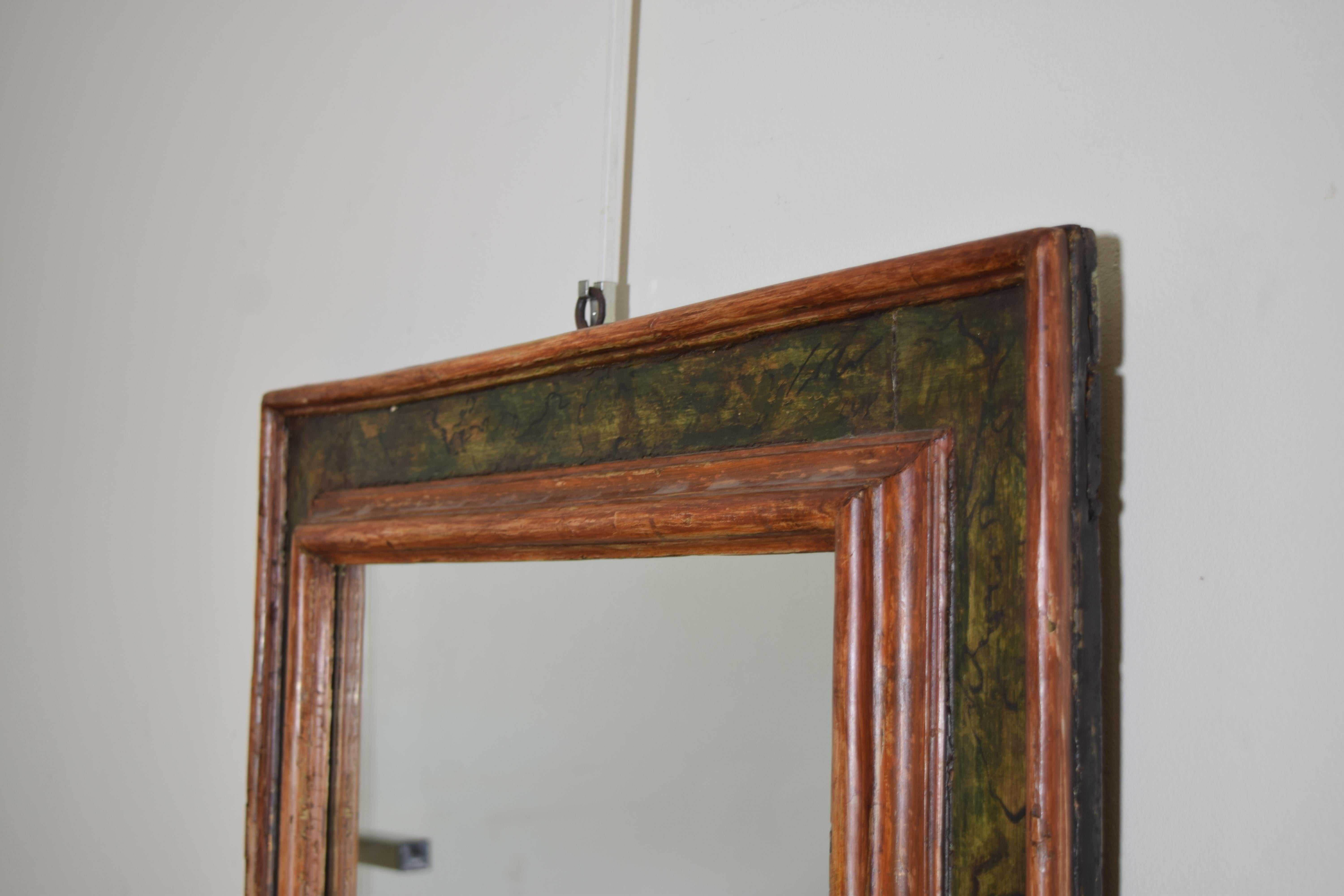 Dipinto a mano Specchio italiano di epoca Luigi XIV dipinto a finto marmo, primo quarto del XVIII secolo. in vendita