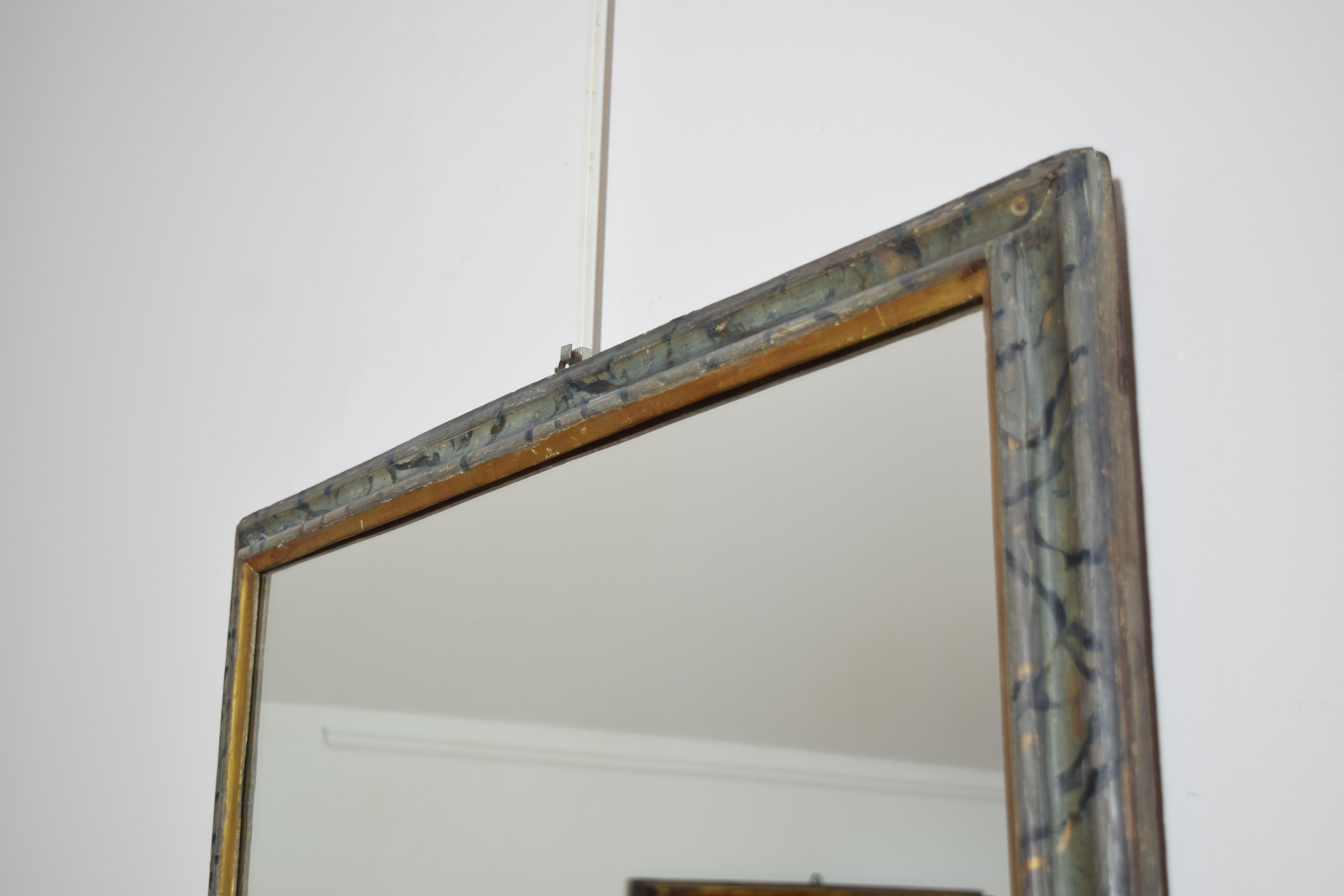 Specchio italiano del periodo Luigi XIV dipinto a finto legno e dorato, 1725 ca. In condizioni buone in vendita a Atlanta, GA