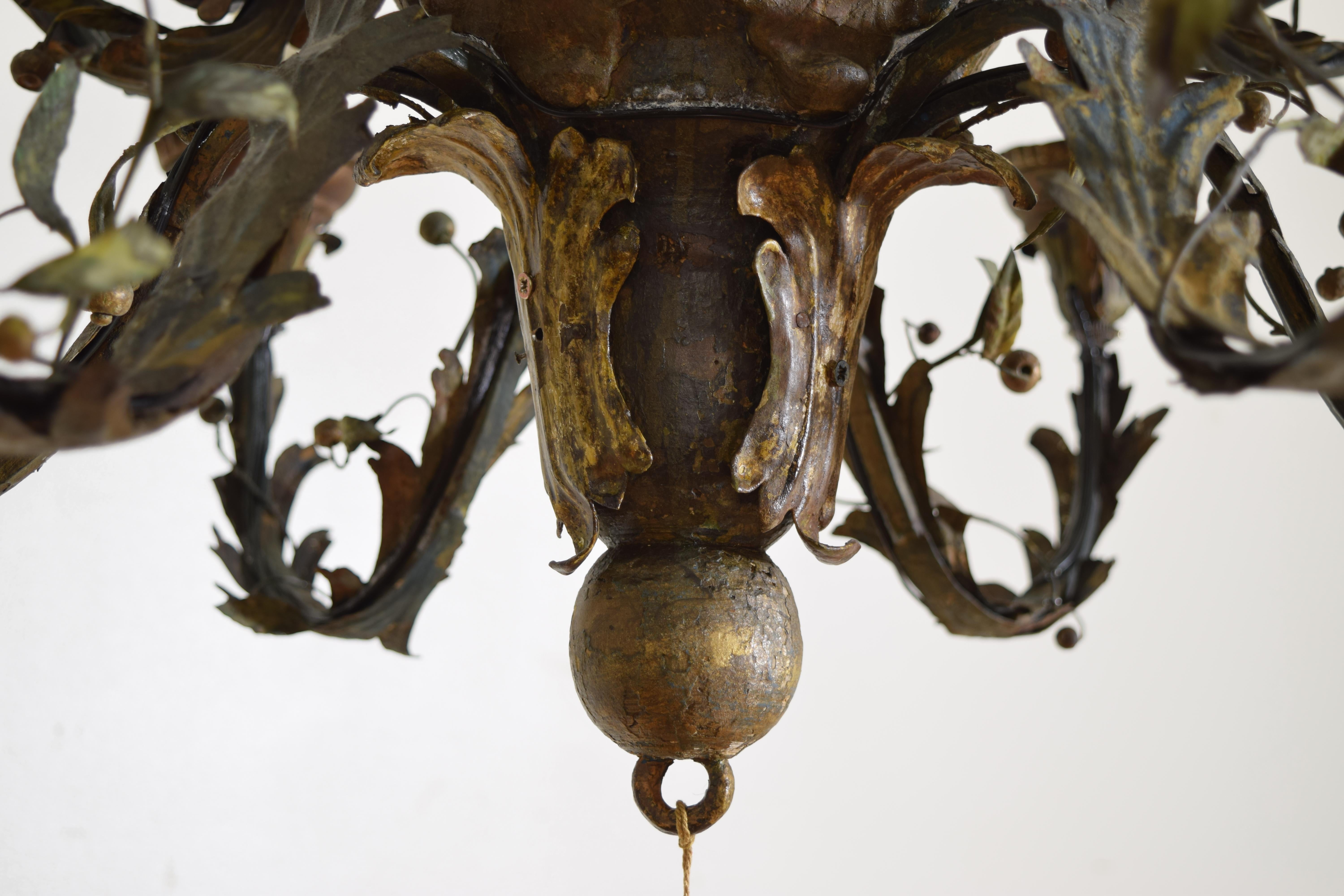 Lustre à 12 lumières en bois peint et papier mâché d'époque Louis XIV, 18e siècle en vente 3