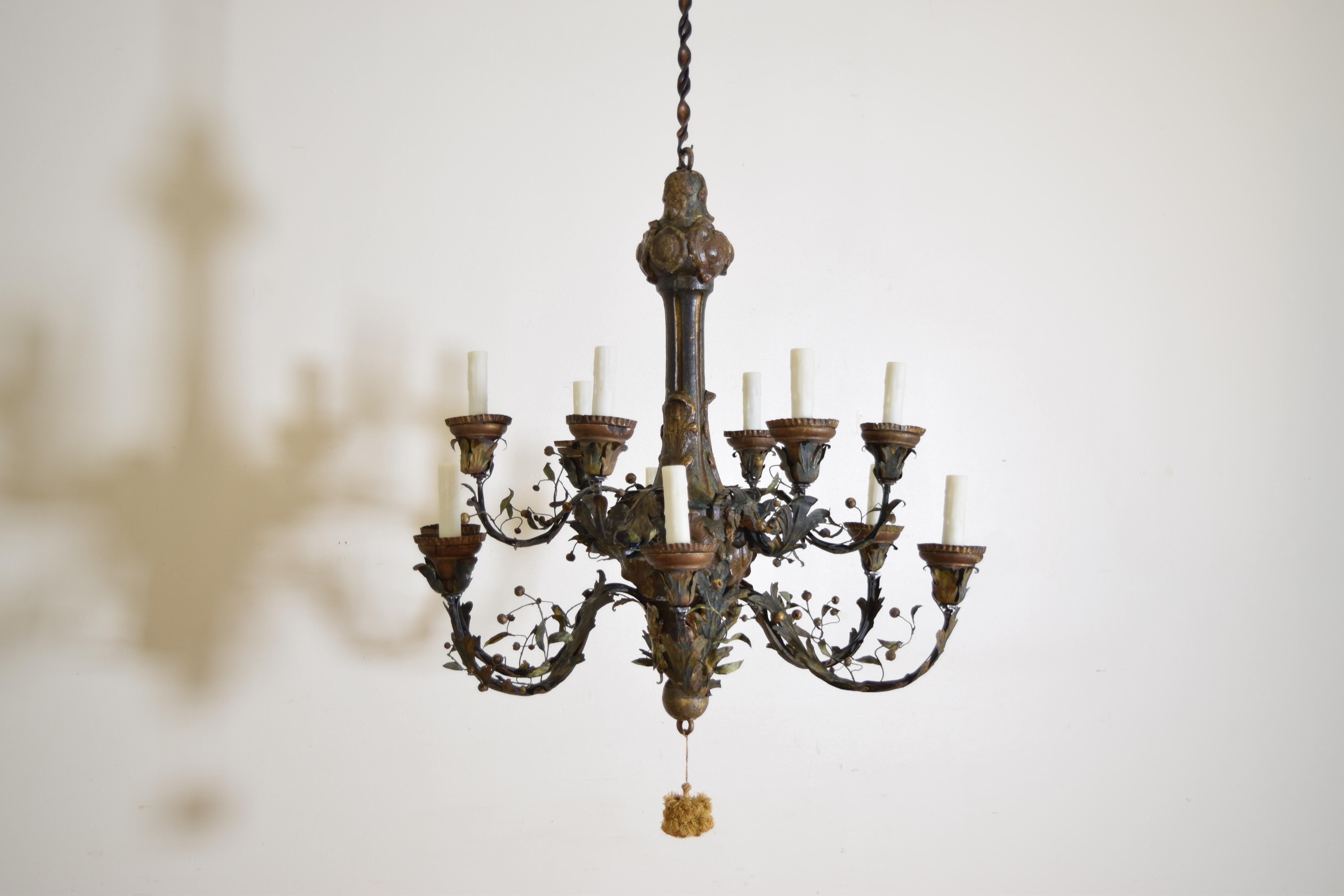 italien Lustre à 12 lumières en bois peint et papier mâché d'époque Louis XIV, 18e siècle en vente